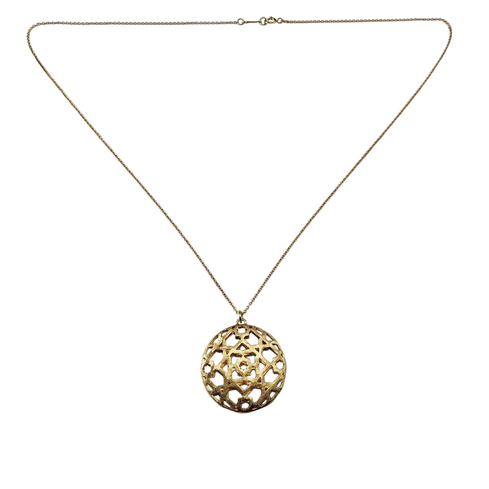 Tiffany & Co. Paloma Picasso - Collana con ciondolo Marrakesh in oro giallo 18 carati.

Questa splendida Tiffany & Co. La collana con ciondolo Marrakesh, disegnata da Paloma Picasso, è realizzata in lussuoso oro giallo 18 carati e presenta un