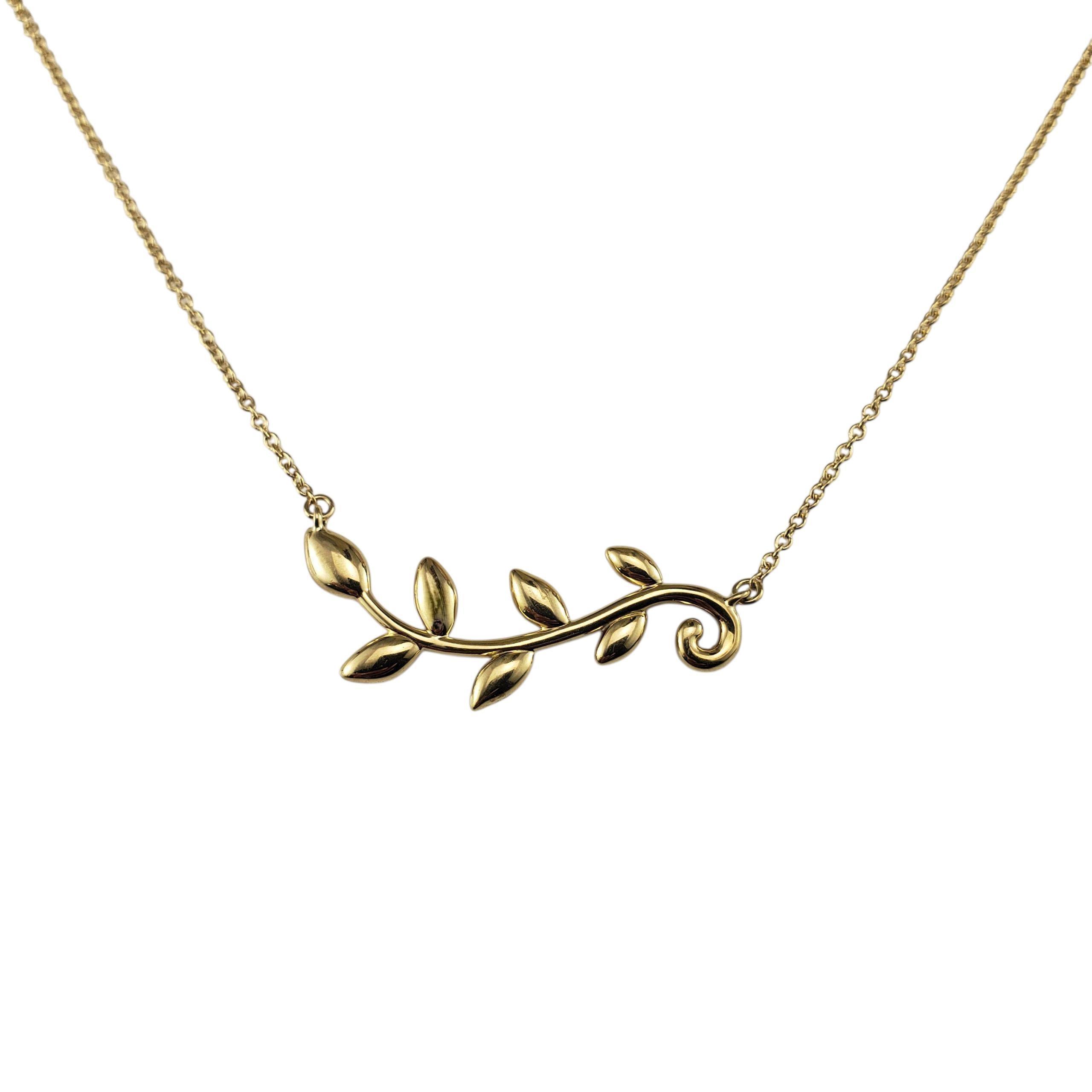 Tiffany & Co. Paloma Picasso Collier à feuilles d'olivier en or jaune 18K-

Inspiré par le symbole intemporel de la paix et de l'abondance, ce collier Tiffany & Co. présente la feuille d'olivier caractéristique de Paloma Picasso. Le pendentif est