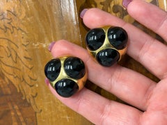 TIFFANY & CO. Boucles d'oreilles à clip PALOMA PICASSO en or jaune 18 carats et onyx, années 1980, pièce rare
