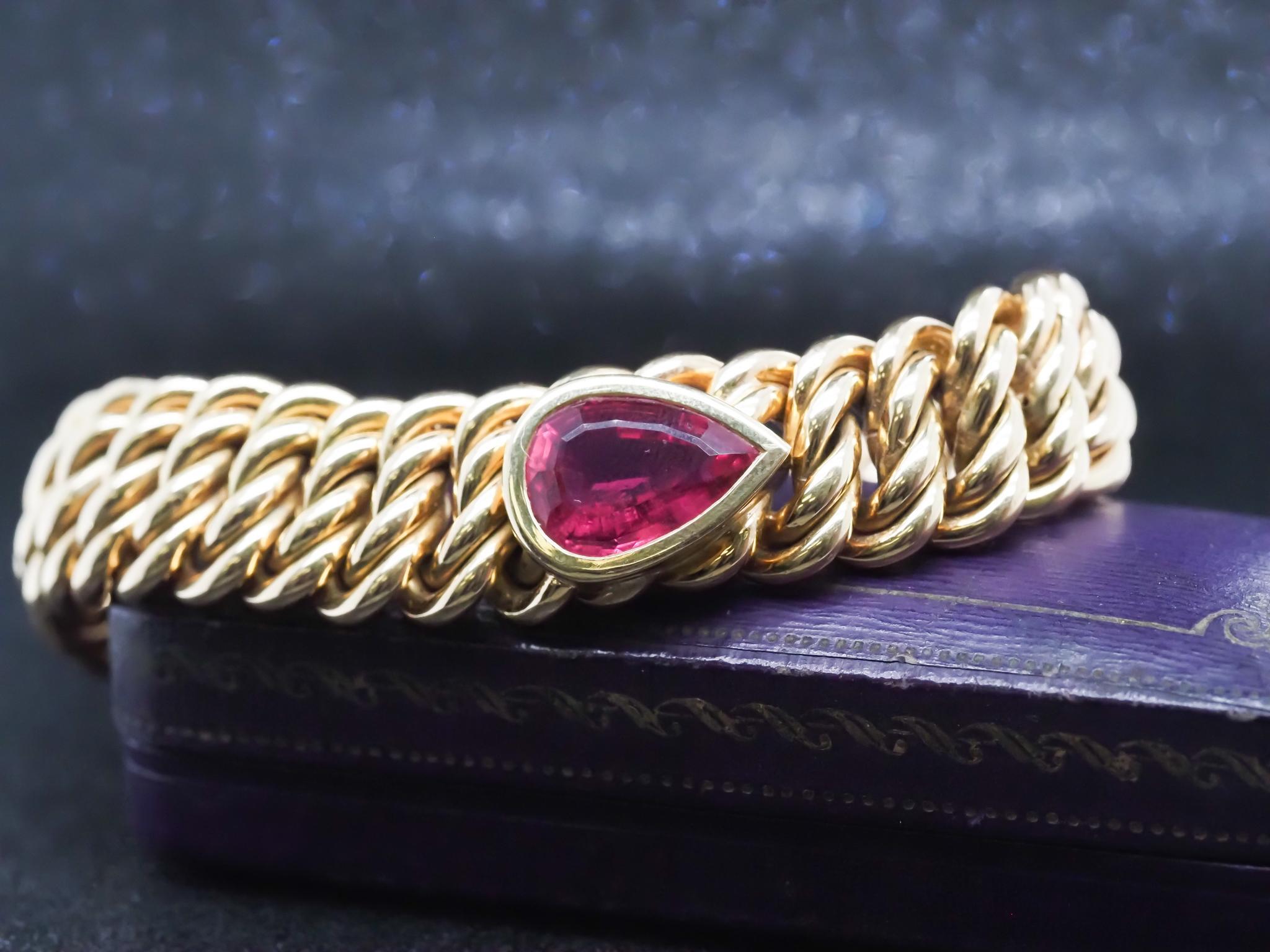 Titre : Vintage Tiffany & Co. by Paloma Picasso 18K Yellow Gold Pear Shape Tourmaline Thick Bracelet

Année : 1980

Détails de l'article :
Type de métal : Or jaune 18K [poinçonné et testé].
Poids : 66.9 grammes

Détails de la pierre : Tourmaline,
