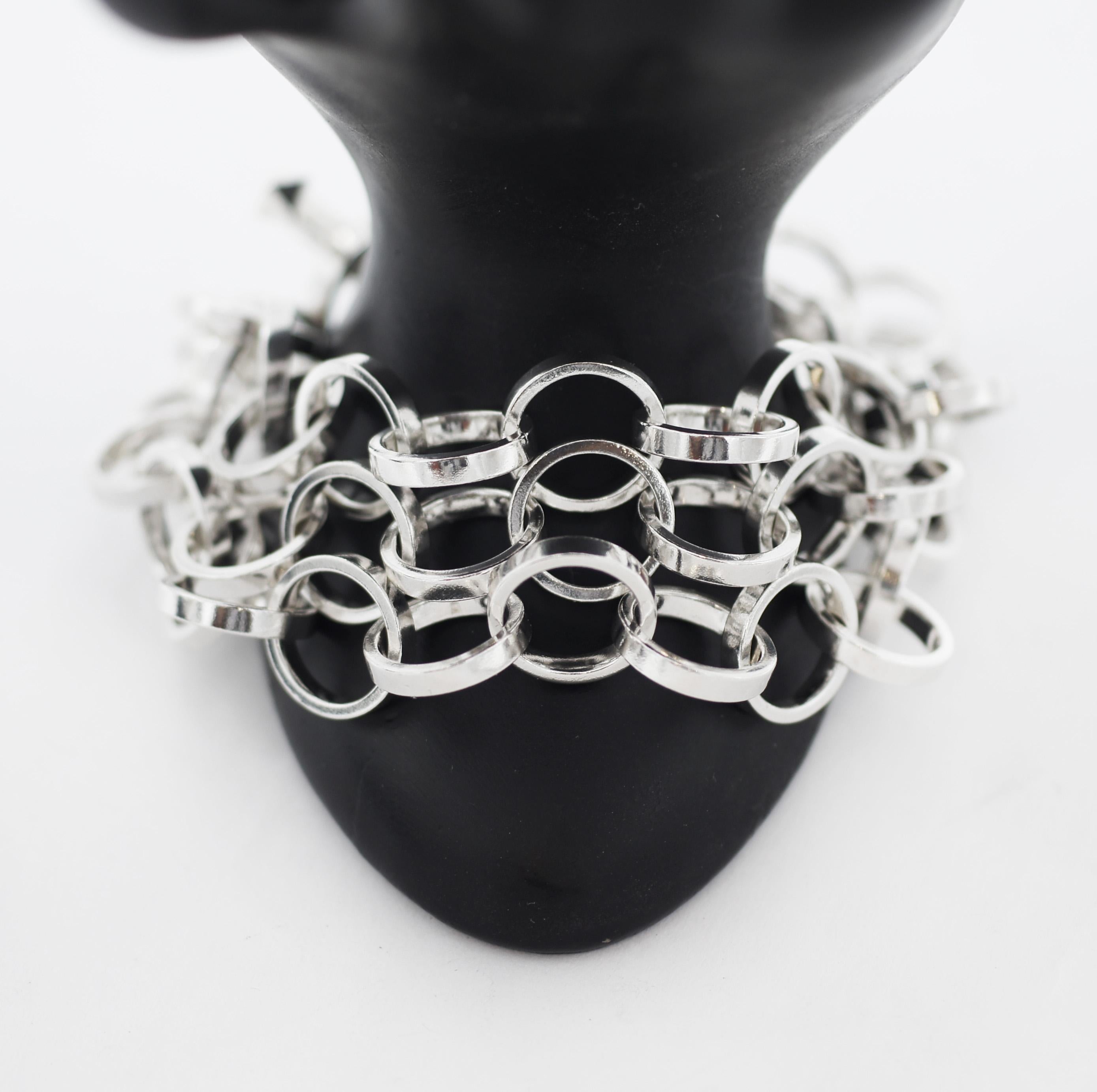 TIFFANY & CO.
Rares et authentiques Paloma Picasso
Bracelet en argent 925
Conçu pour Tiffany & Co.
Ce bracelet est composé de trois chaînes lourdes à maillons circulaires sécurisées par une fermeture à genouillère rectangulaire.
Estampillé par le