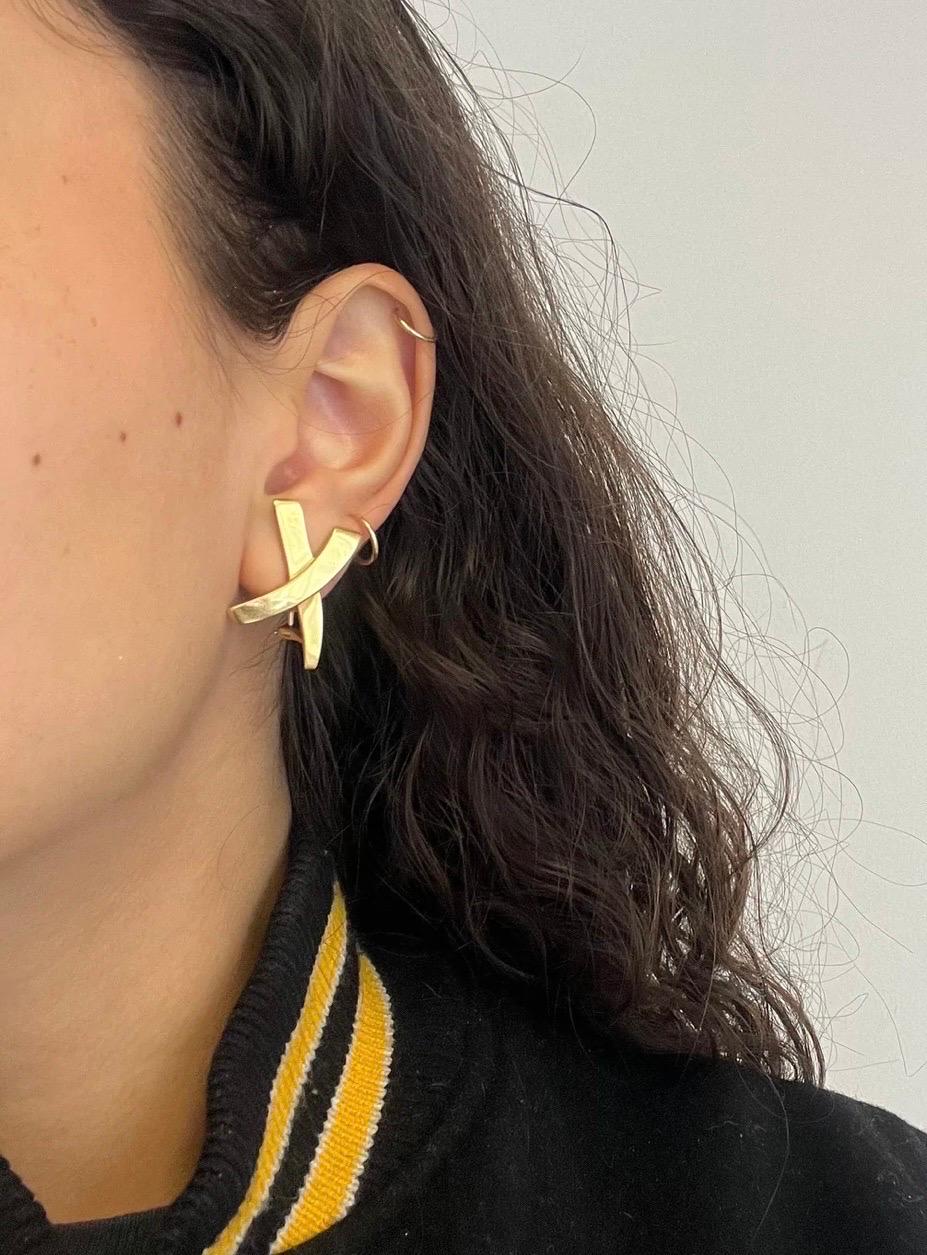 Ein echtes klassisches, authentisches Paar Ohrringe von Tiffany & Co.
Tiffany & Co. Picasso 18k Gelbgold Kuss X  Clip-Ohrringe
Ein weiteres ikonisches Design von Paloma Picasso für Tiaffny & Co - das X-Design.  Dies ist die große Version, die gerade