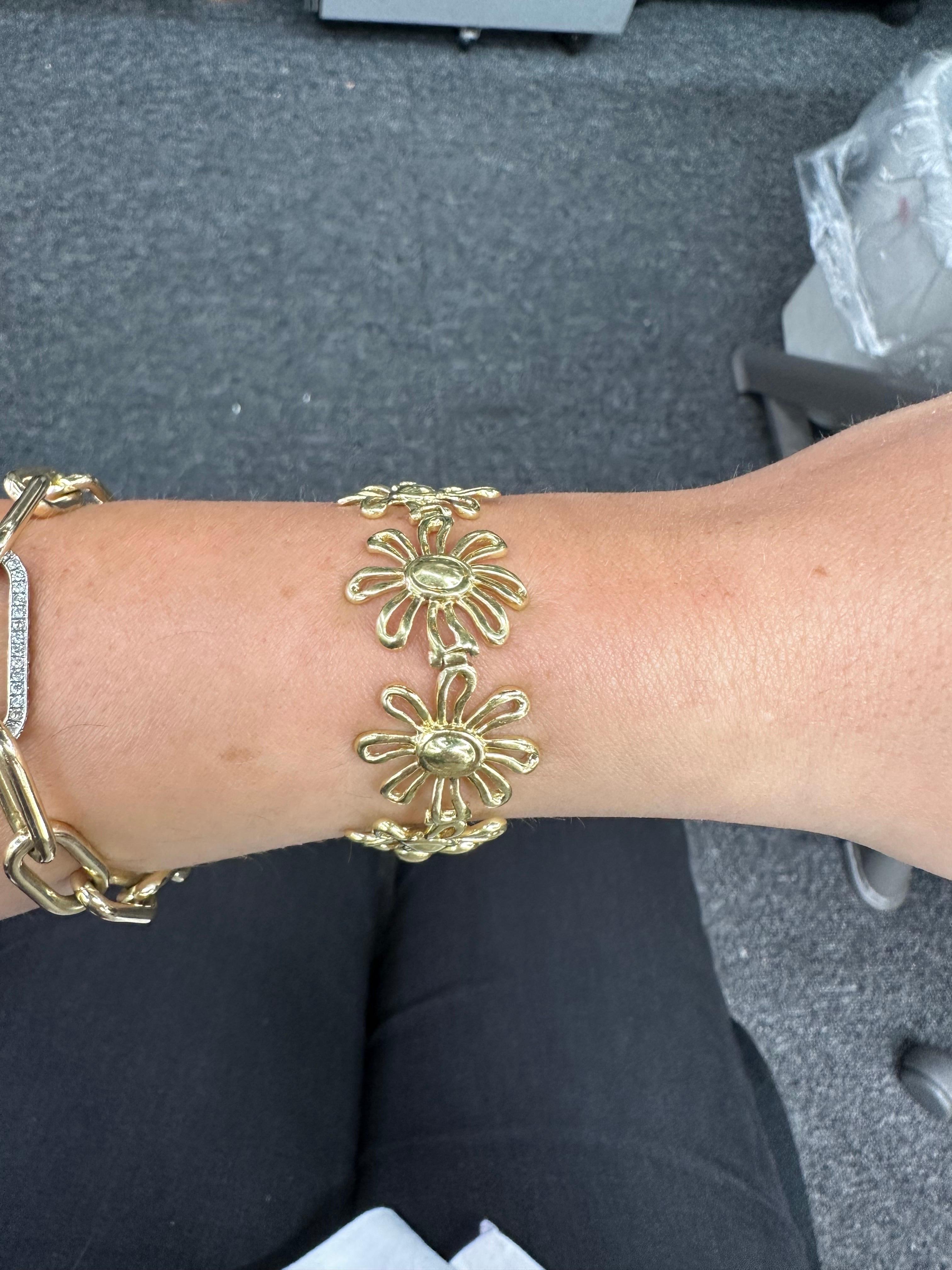 Tiffany & Co. Paloma Picasso Daisy Bracelet 34.6 Grams 18 Karat Yellow Gold In Excellent Condition For Sale In New York, NY