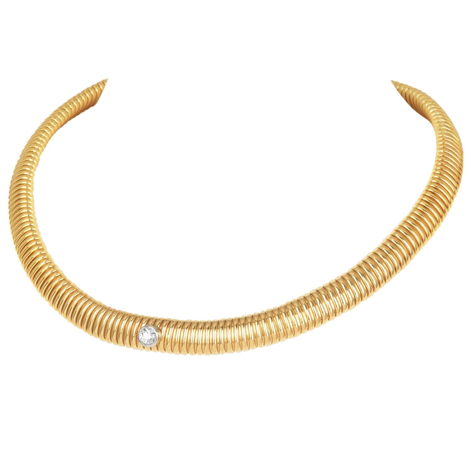 Tiffany & Co. La collana vintage Paloma Picasso in oro giallo 18K Tubogas Diamond Choker Snake mette in mostra l'iconico design Tubogas, una spirale lussuosa e flessibile realizzata in oro giallo 18K. Il girocollo è impreziosito da un diamante
