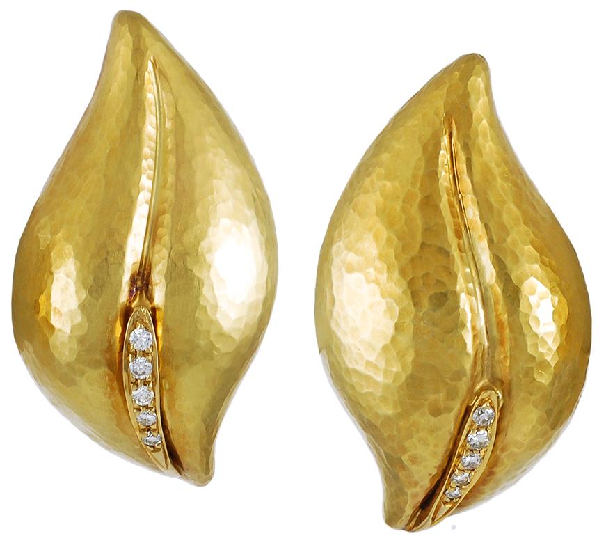 Designed as finely sculpted leaves of an olive branch, this elegant pair of vintage 18k yellow gold ear clips and matching brooch crafted with a pavé of round brilliant diamonds that dazzle within the leaves.
Signed Paloma Picasso by Tiffany &