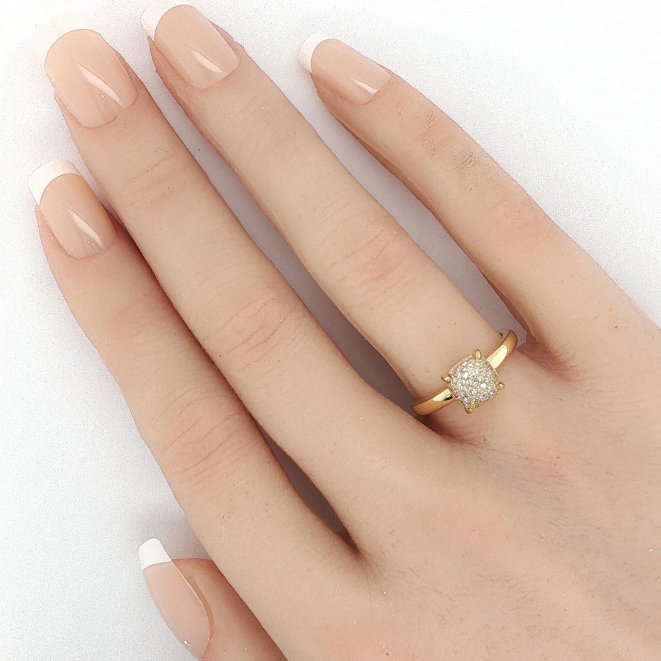 Cette authentique pièce de Tiffany & Co. La bague Sugar Stacks, créée par Paloma Picasso, est un bijou chic et intemporel. Réalisé en or jaune 18 carats avec une finition très polie, il présente un mini dôme en forme de coussin rehaussé de diamants