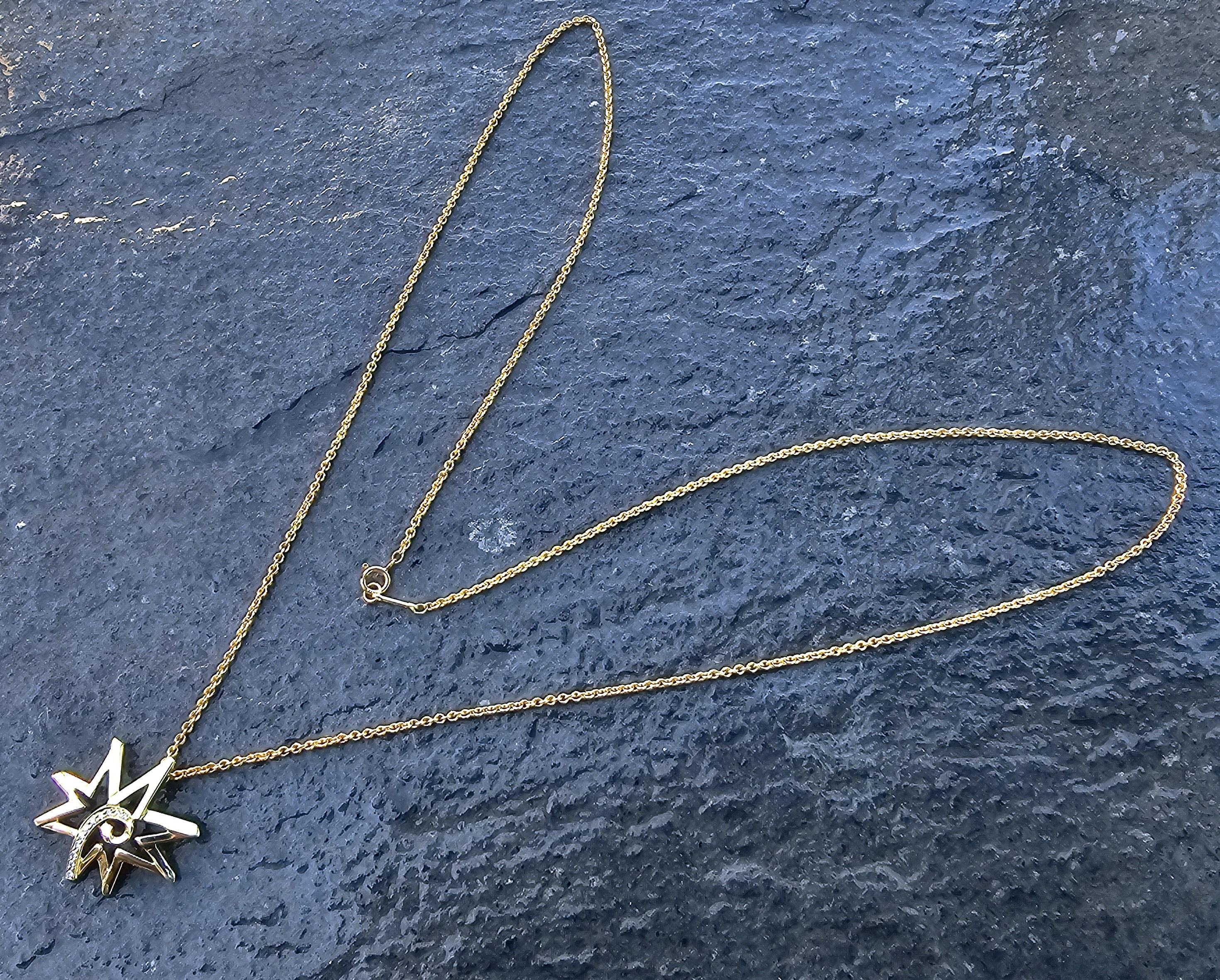 Questa straordinaria collana con ciondolo è un'aggiunta accattivante per ogni amante dei gioielli. Realizzato da Tiffany & Co., presenta un design audace con un ciondolo a forma di stella in oro giallo 18 carati. Il ciondolo presenta una