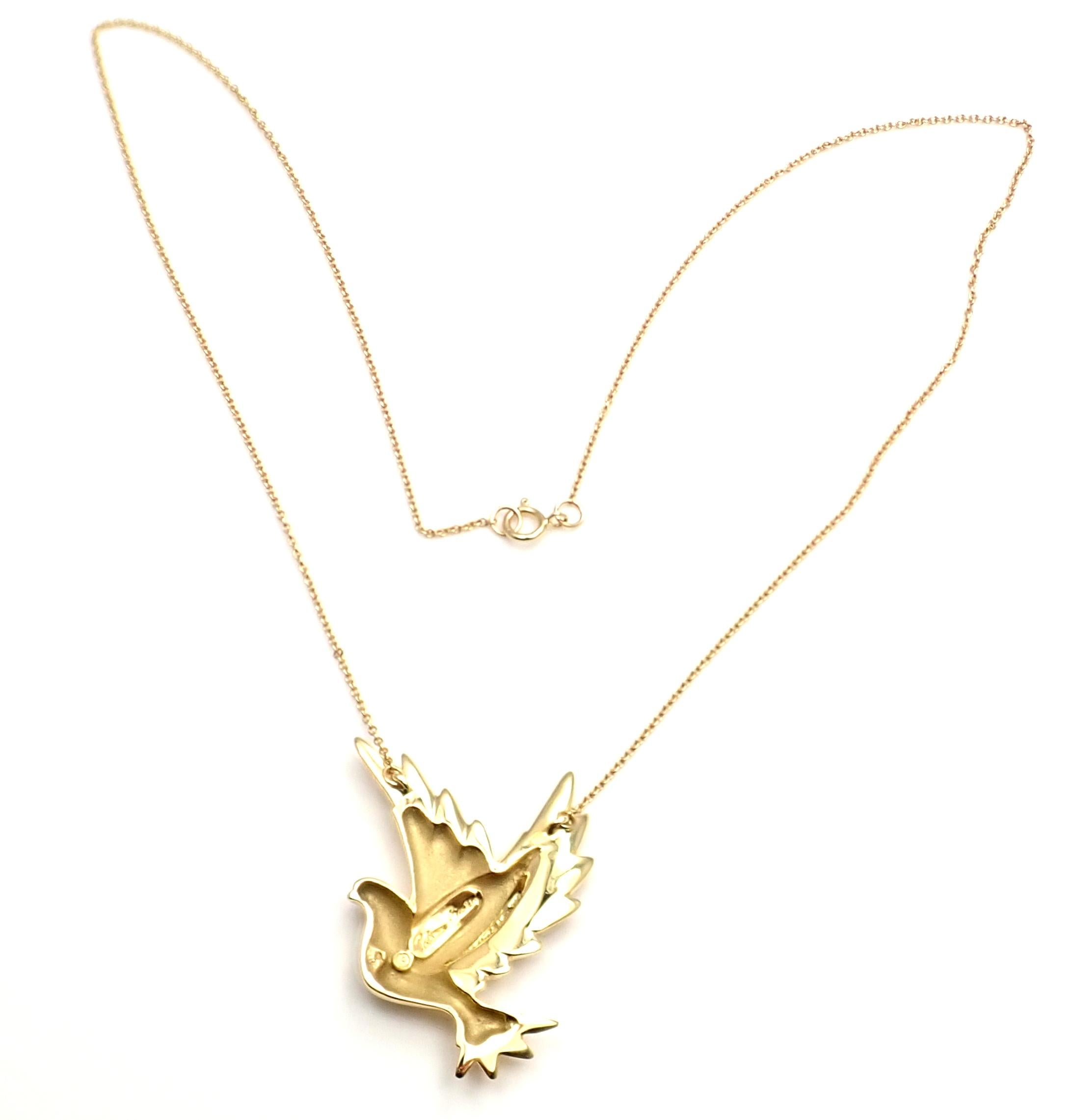 Tiffany & Co. Paloma Picasso Dove Bird Yellow Gold Pendant Necklace In Excellent Condition In Holland, PA