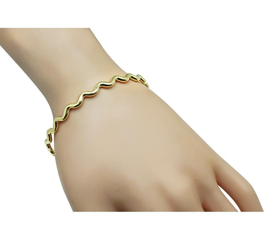 Voici un magnifique bracelet en or jaune 18 carats de Paloma Picasso par Tiffany & Co. Le bracelet mesure 5 mm de large et convient à un poignet de taille standard. Le bracelet est signé Paloma Picasso AT&T. 750 et pèse 23,5 grammes.