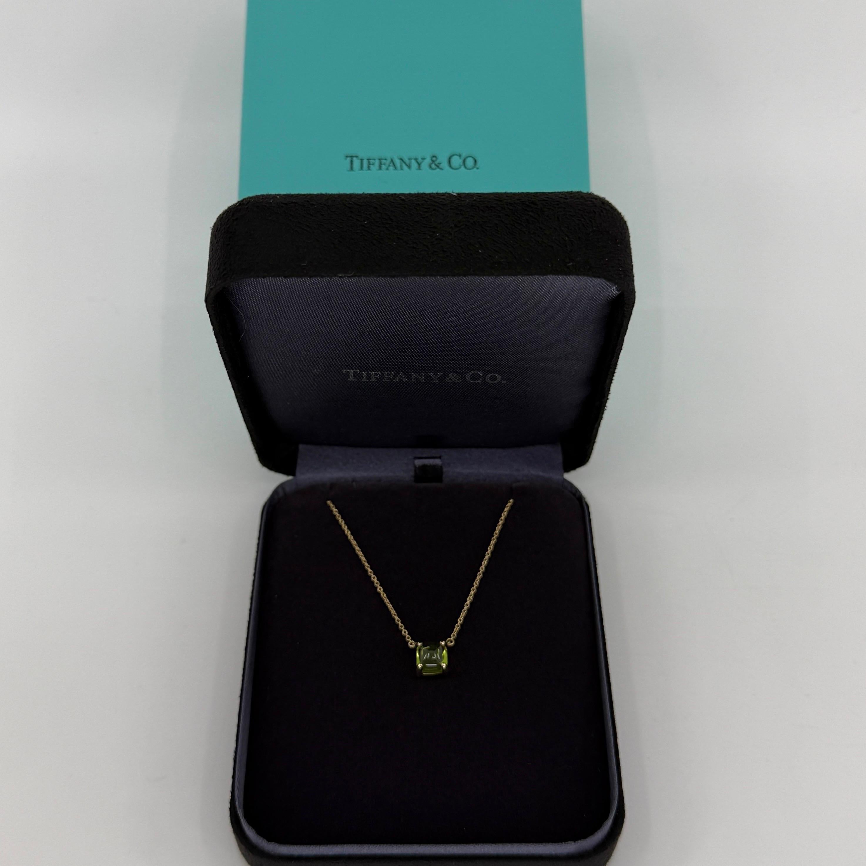 Rara Tiffany & Co. d'epoca. Collana con ciondolo in oro giallo 18k di Paloma Picasso con peridoto verde.

Una bellissima e rara collana con ciondolo a forma di peridoto verde cabochon della collezione Paloma Picasso for Tiffany & Co.

Le case di