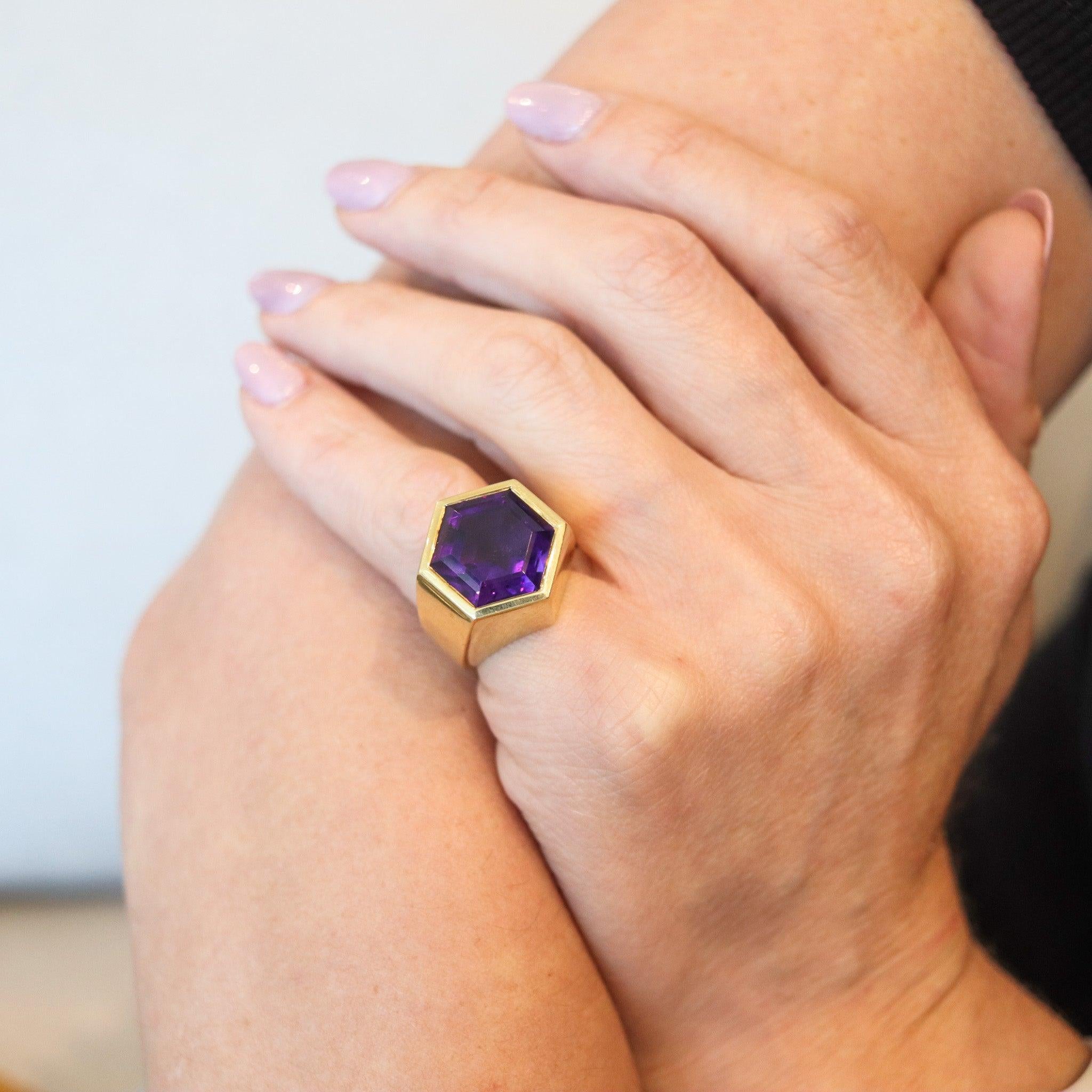 Anello cocktail esagonale disegnato da Paloma Picasso for Tiffany & Co.

Questo bellissimo anello da cocktail geometrico è stato creato da Paloma Picasso per Tiffany & Co. nel 1982. Il raro anello scultoreo si chiama Hexagon ed è stato accuratamente