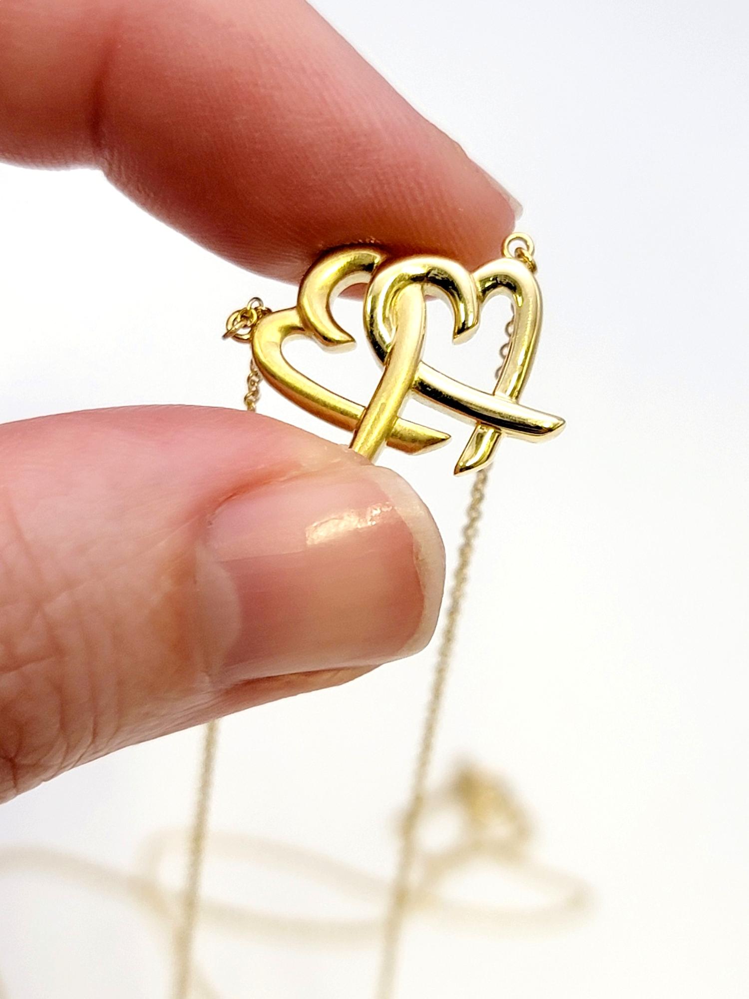 Tiffany & Co. Paloma Picasso Interlocking Hearts Pendant Necklace 18 Karat Gold For Sale 1