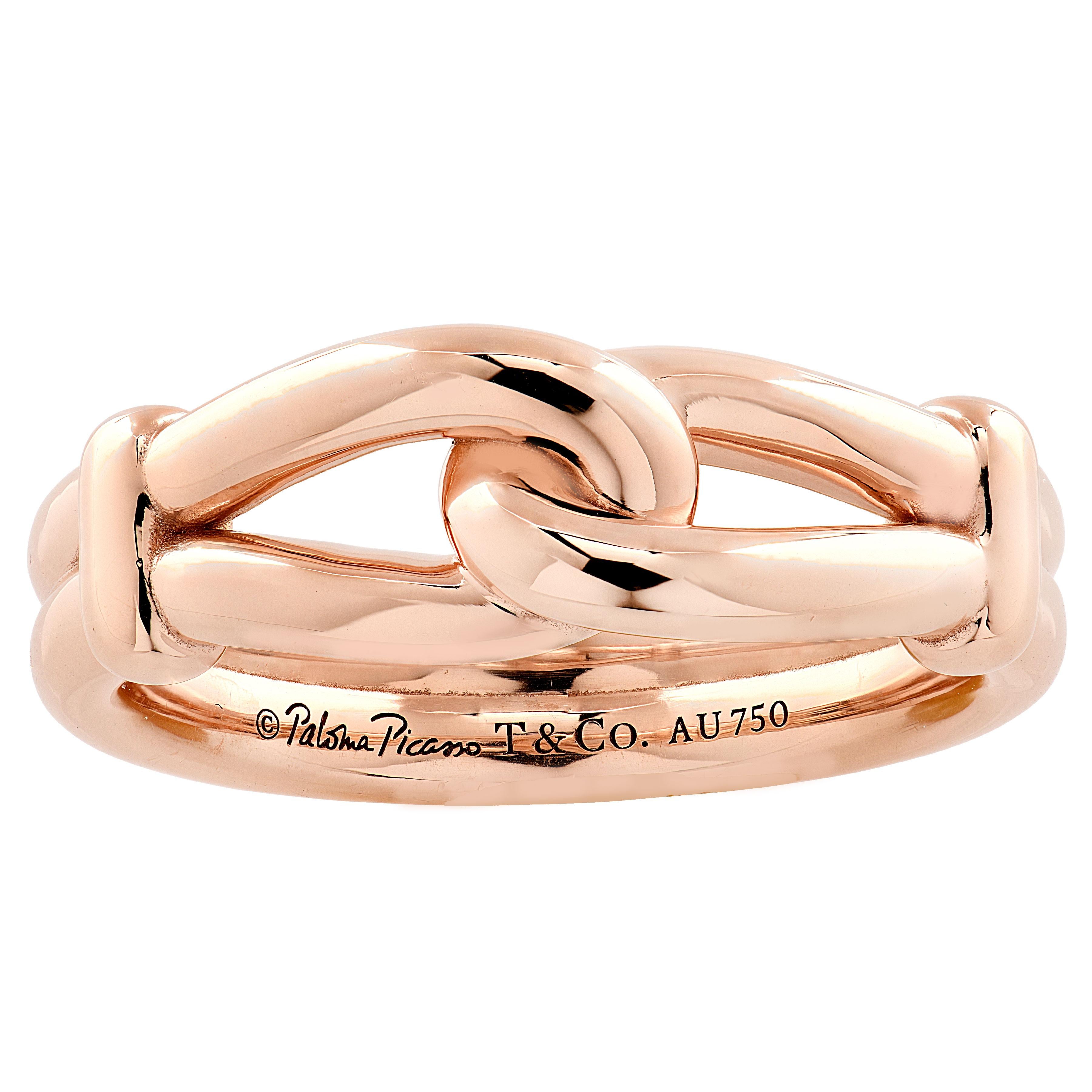 Nato dall'ispirata collaborazione tra Tiffany & Co. e la visionaria Paloma Picasso, questo elegante bracciale è realizzato in radioso oro rosa 18 carati. Al centro si trova un nodo d'oro graziosamente scolpito, un simbolo duraturo dell'impegno e