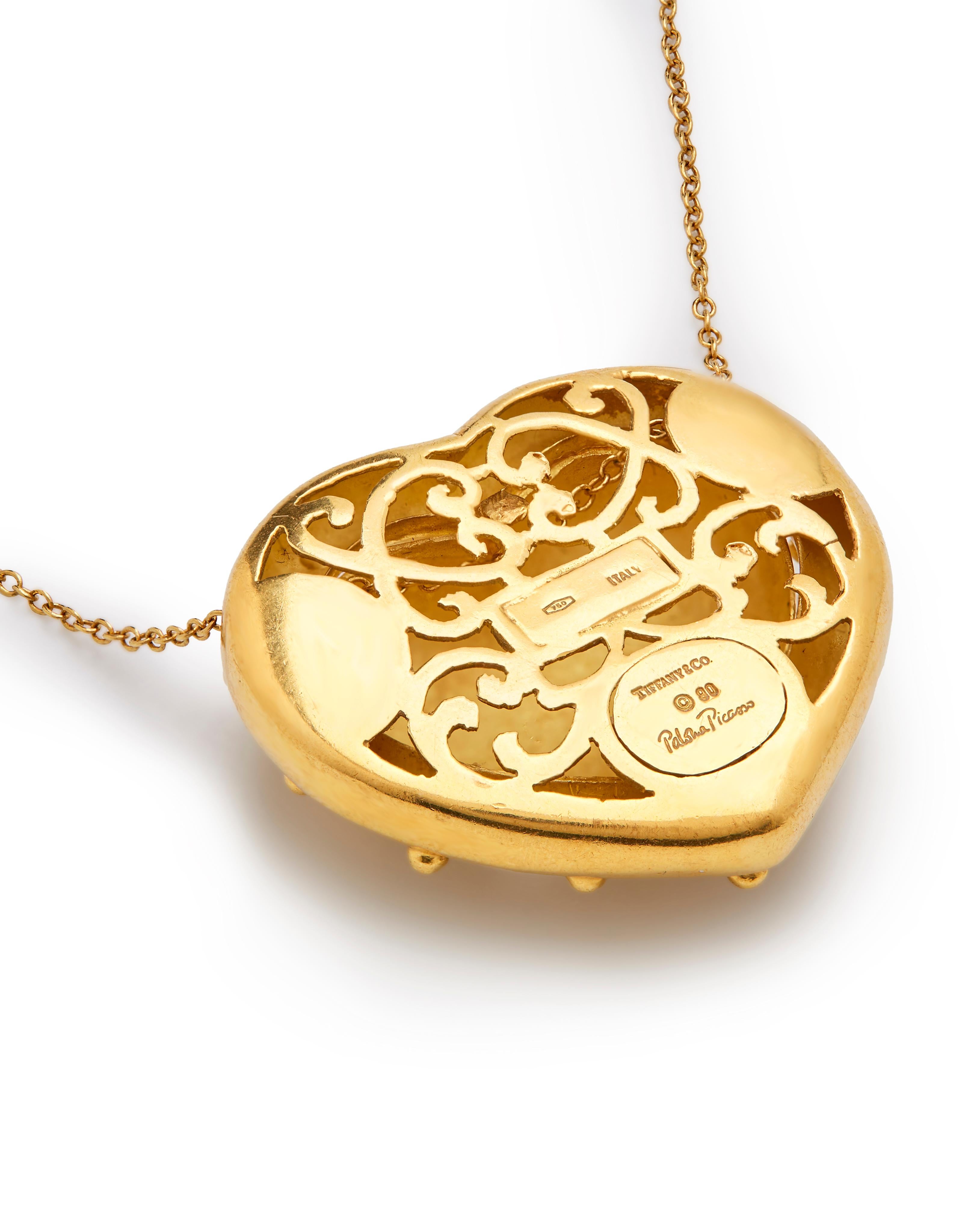 Tiffany & Co Paloma Picasso grand pendentif en forme de cœur 

Pendentif en or 18ct de Paloma Picasso pour Tiffany & Co.

Le pendentif en forme de cœur dodu est suspendu à une chaîne à maillons fins, signée au verso.

La boîte à bijoux Luminary Fine