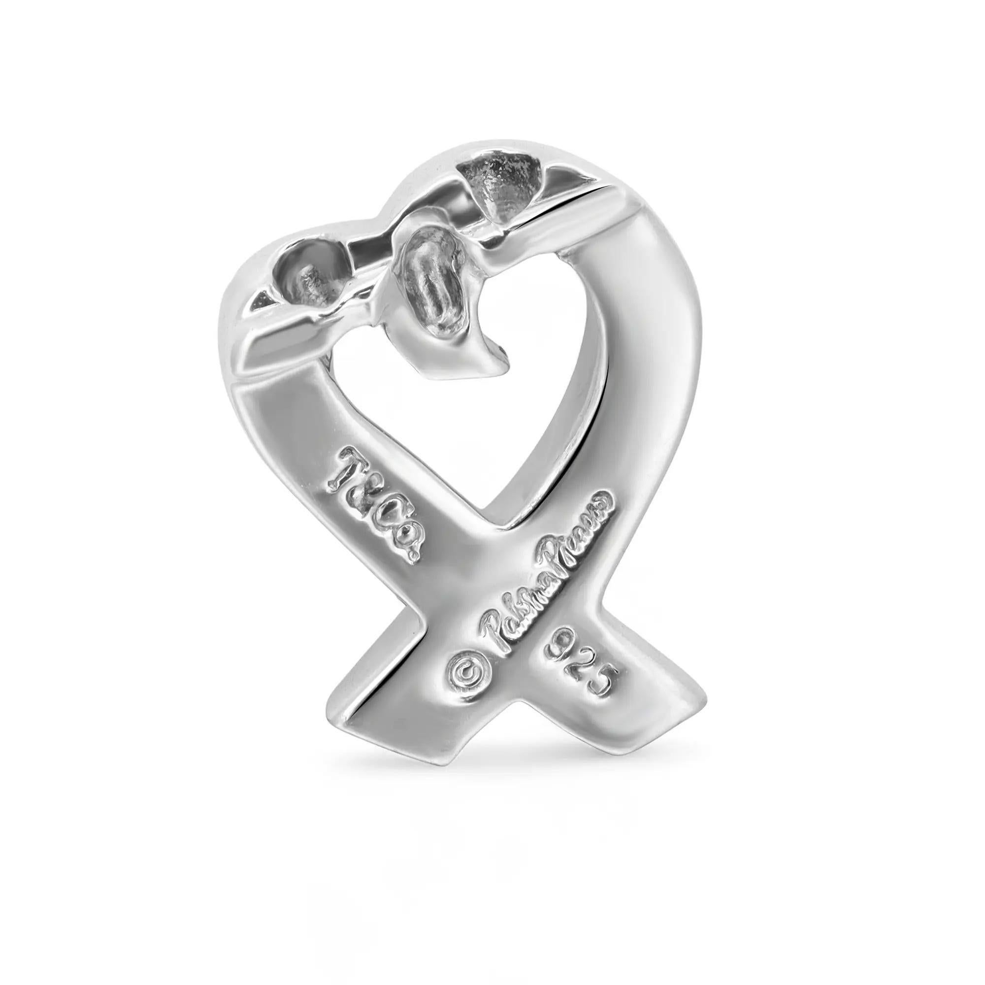 Simpatica e divertente, Tiffany & Co. Ciondolo a forma di cuore di Paloma Picasso. Realizzato in argento 925. Peso totale: 1,47 grammi. Dimensioni del ciondolo: 14 mm x 10,5 mm. Viene fornito con i pennarelli Tiffany sul retro. Catena non inclusa.