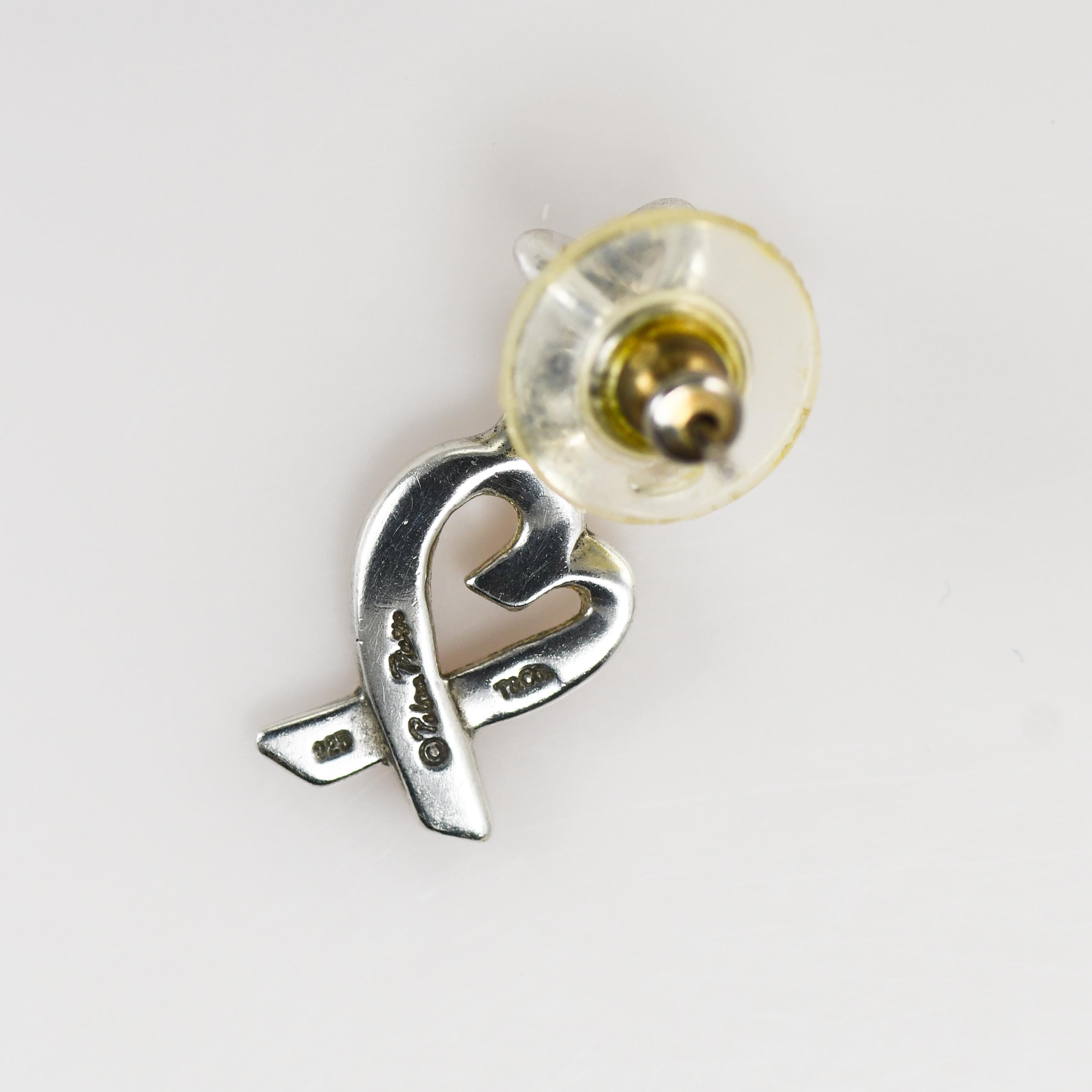 Paloma Picasso for Tiffany & Co. Collana e orecchini in argento con cuore amorevole.
Timbro Tiffany & Co., Paloma Picasso for Tiffany & Co. 925.
La catena della collana è lunga 17 pollici.
Il ciondolo misura 3/4 per 5/8 di pollice.
Gli orecchini a
