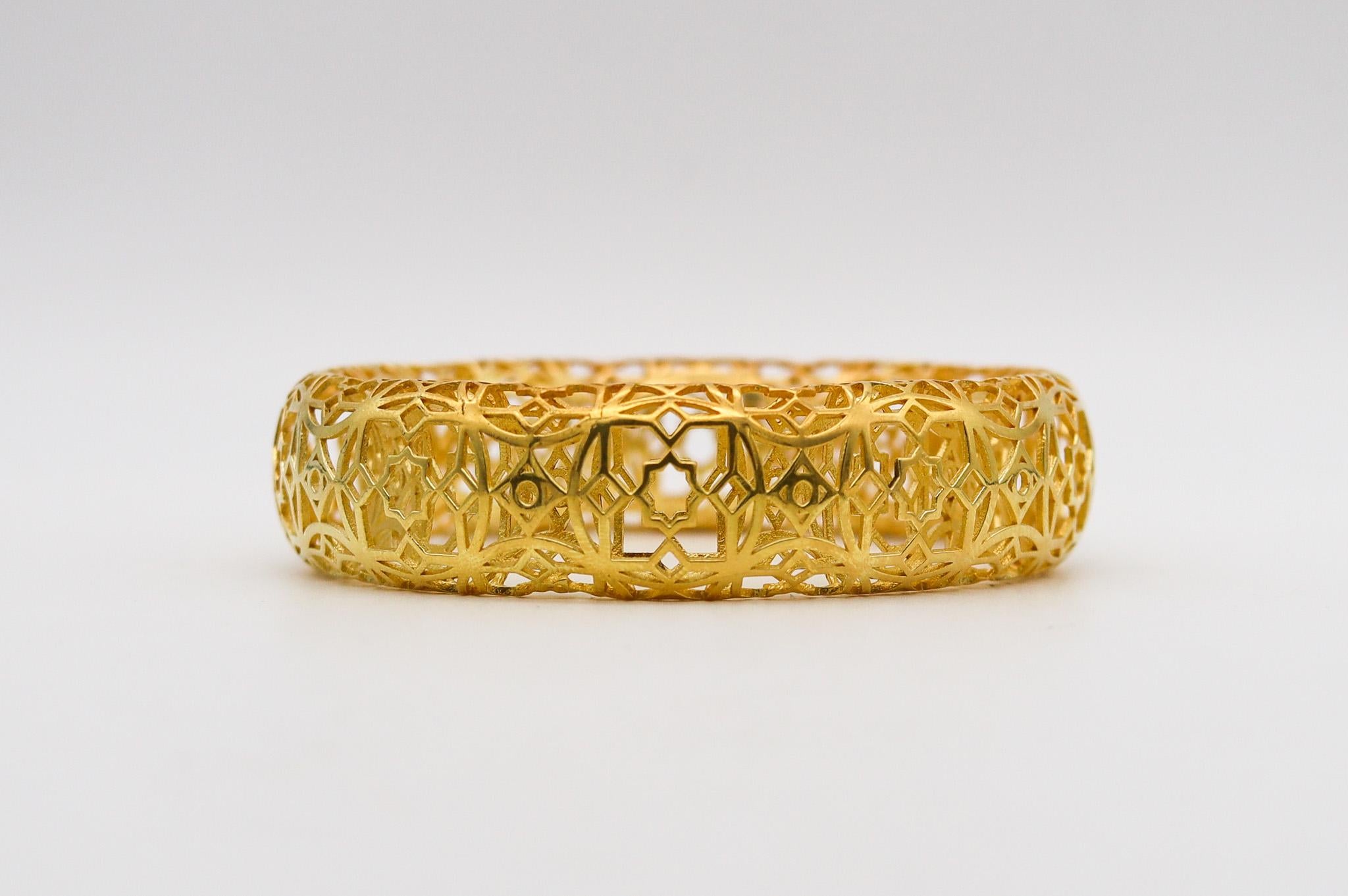 Marrakesh bangle bracelet designed by Paloma Picasso for Tiffany & Co.

Gorgeous tridimensional bangle bracelet, created by Paloma Picasso for the Tiffany Studios, This rare bracelet is from the iconic Marrakesh collection, crafted in 18Kt yellow