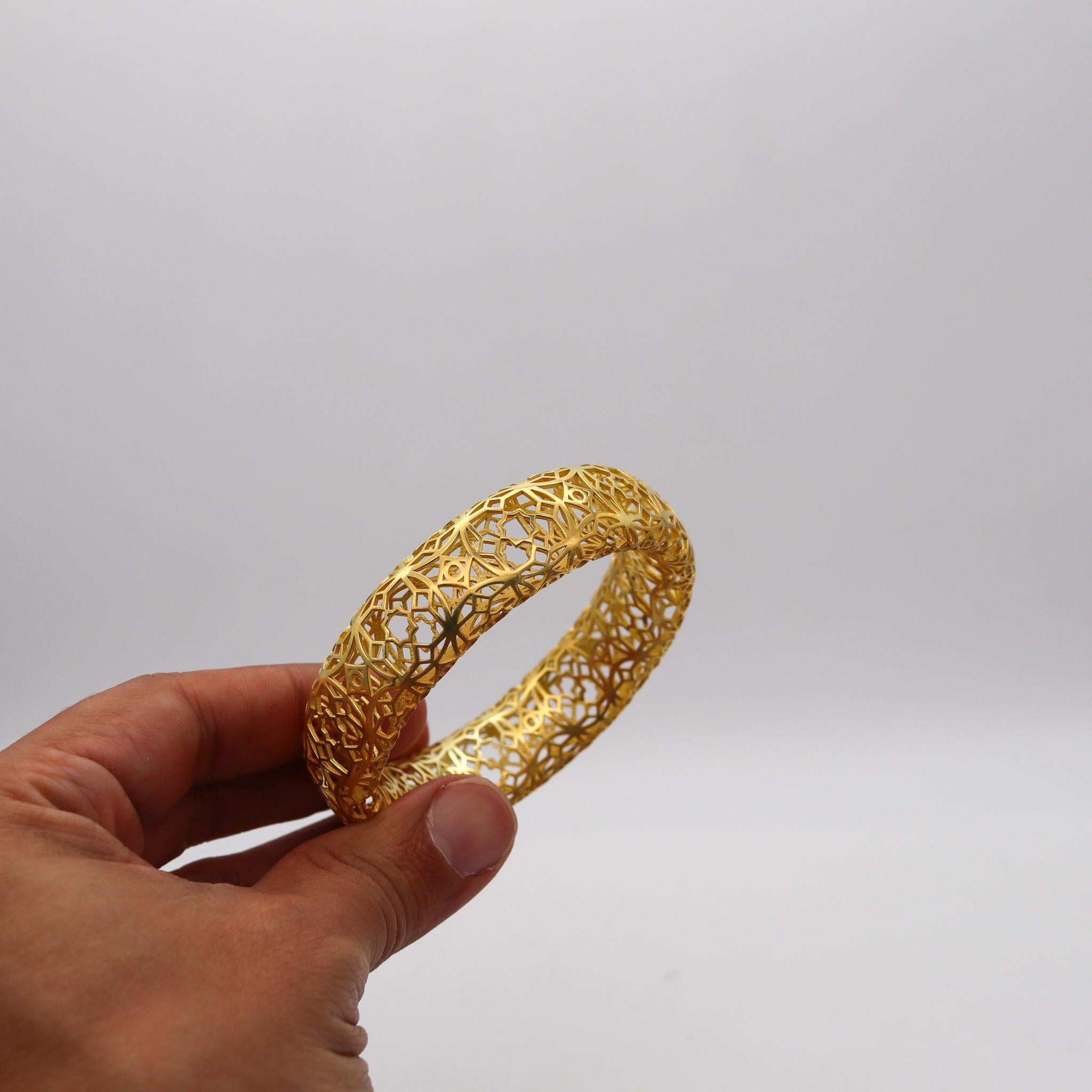 Marrakesh bangle bracelet designed by Paloma Picasso for Tiffany & Co.

Gorgeous tridimensional bangle bracelet, created by Paloma Picasso for the Tiffany Studios, This rare bracelet is from the iconic Marrakesh collection, crafted in 18Kt yellow