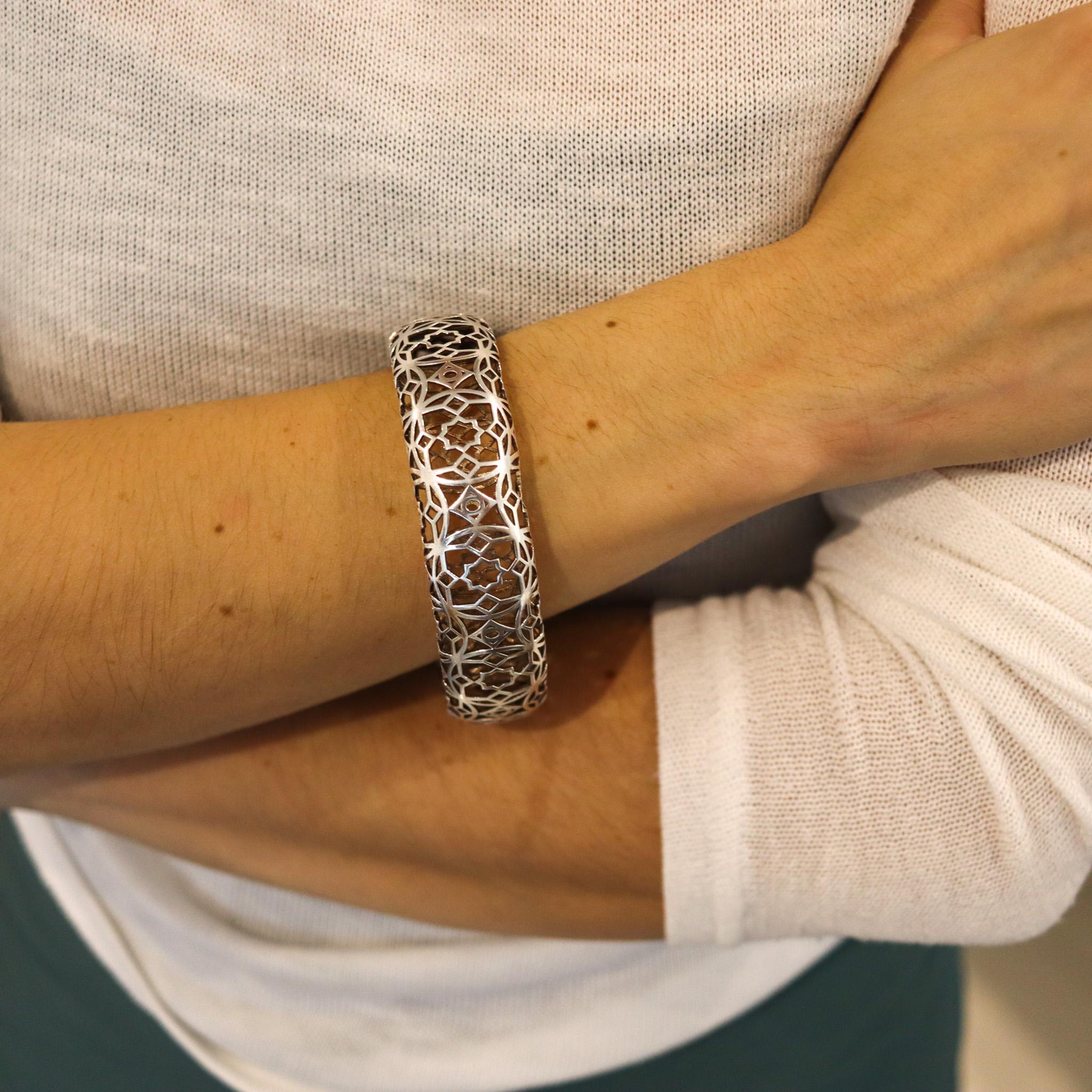 Bracelet Marrakesh conçu par Paloma Picasso pour Tiffany & Co.

Magnifique bracelet tridimensionnel, créé par Paloma Picasso pour les Studios Tiffany. Ce bracelet rare est issu de la collection emblématique Marrakesh, réalisé en argent massif