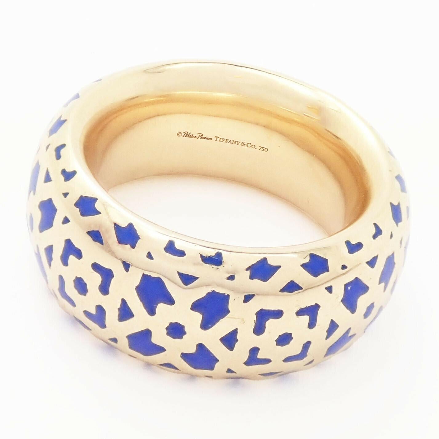 Bague Marrakesh en or jaune 18k et émail bleu de Paloma Picasso pour Tiffany & Co.   
Détails :  
Taille : 6
Poids : 11.1 grammes
Largeur : 9,8 mm, épaisseur 3,8 mm
Poinçons estampillés : Paloma Picasso Tiffany & Co. 750 
VOTRE PRIX : 3 500
js100mmld