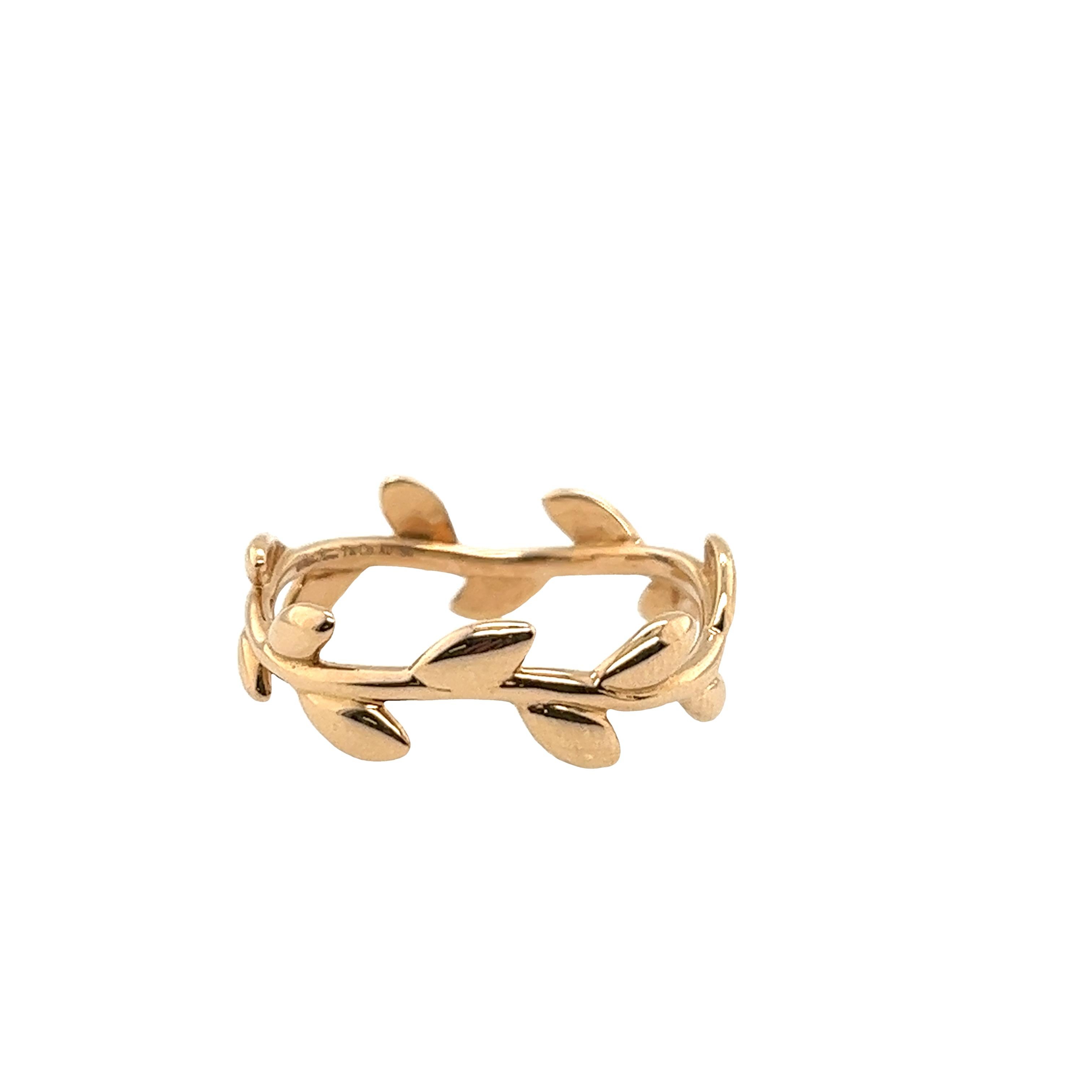 Elevate your style with this exquisite Tiffany & Co Paloma Picasso Olive Leaf Band in 18ct Rose Gold. The delicate design of the olive leaves wrapped around the band symbolizes peace and harmony, making it a perfect accessory for any
