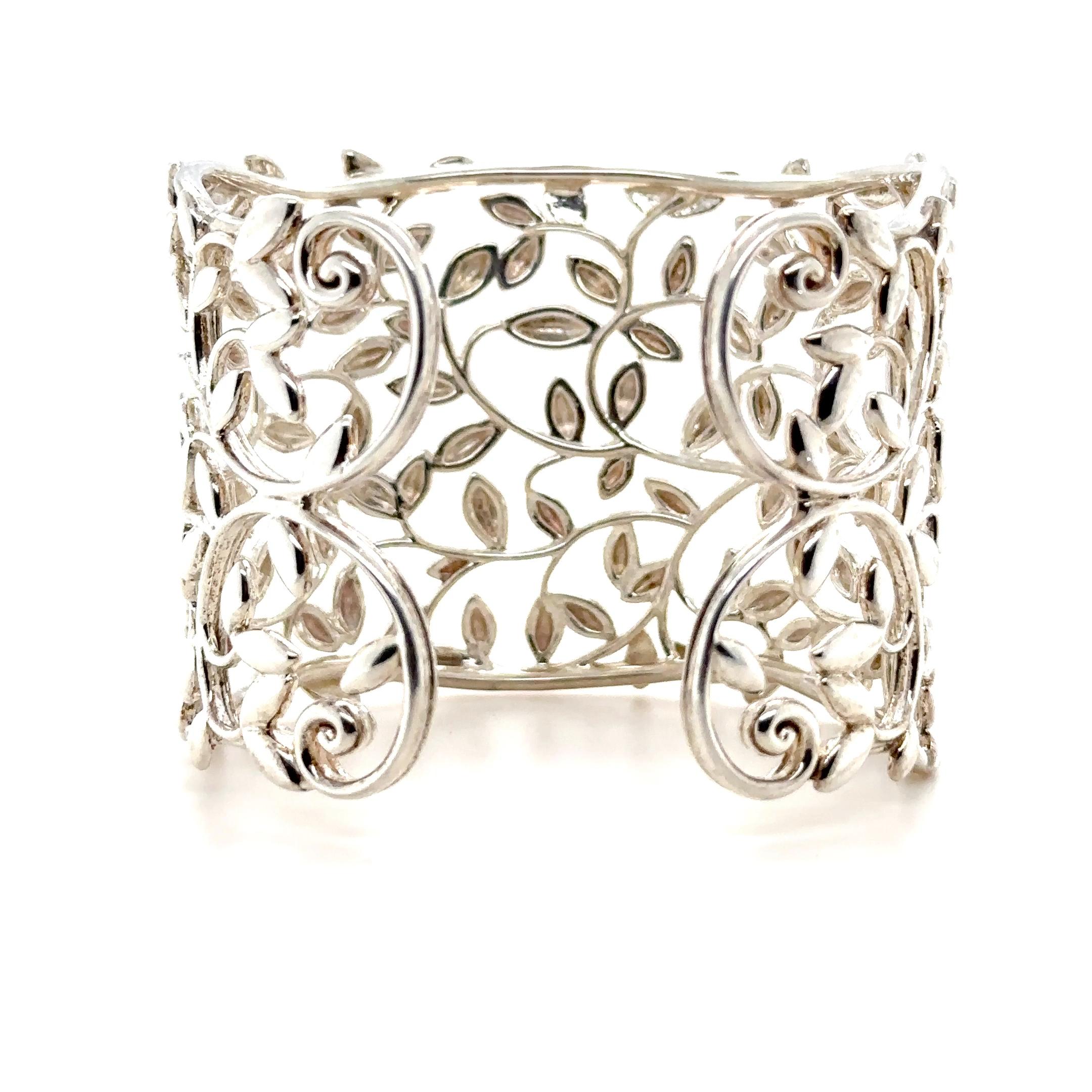 A Tiffany & Co Paloma Picasso Olive Leaf Cuff in Sterling Silver.

Inspired by the olive branch, a symbol of peace and abundance. Size Small. Original designs by Paloma Picasso

Metal: 925 Sterling Silver
Carat: N/A
Colour: N/A
Clarity: N/A
Cut:
