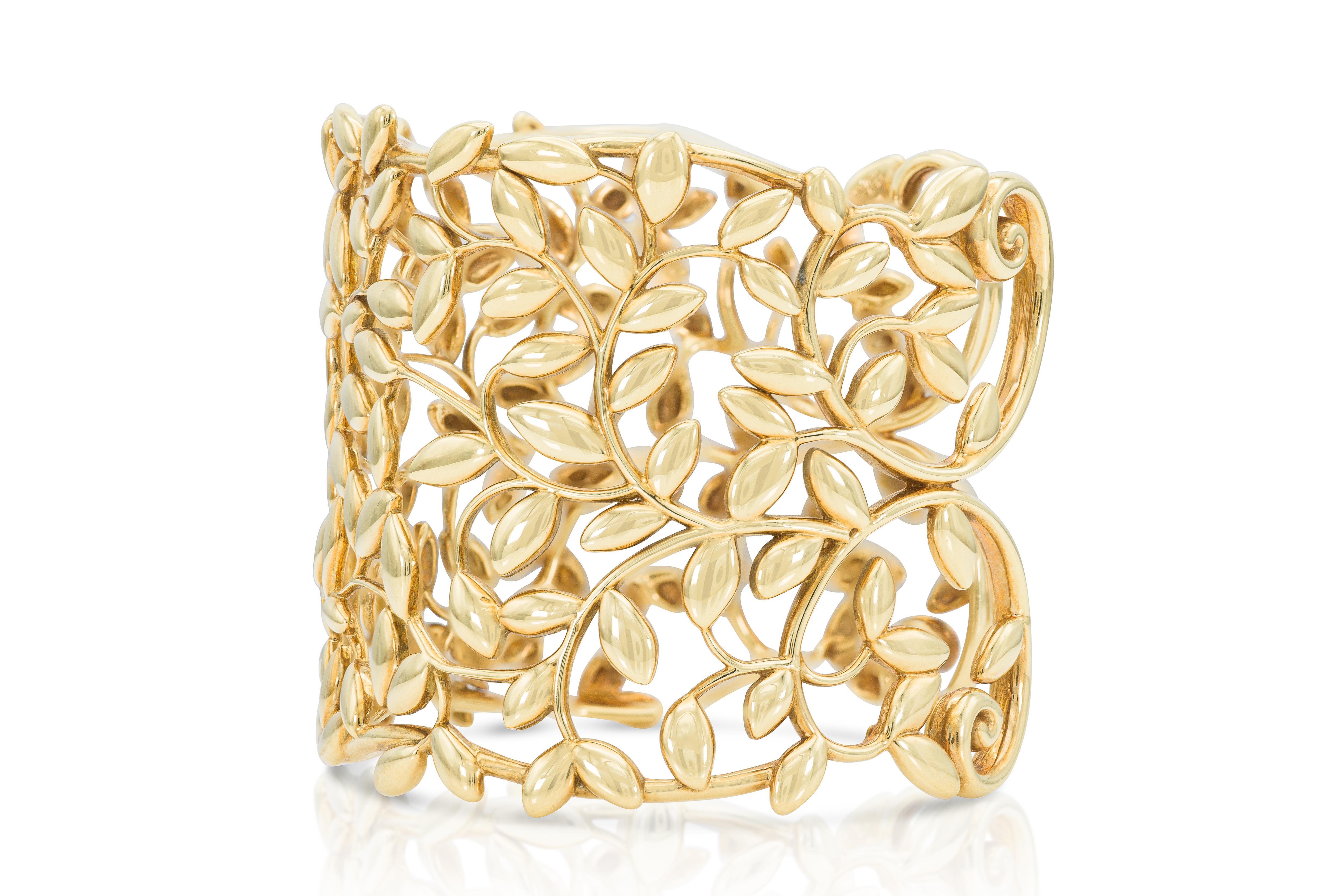 Finement réalisé en or jaune 18 carats.
Signé par Paloma Picasso pour Tiffany & Co.
Taille 6 3/4 pouces x 1 7/8 pouce de large