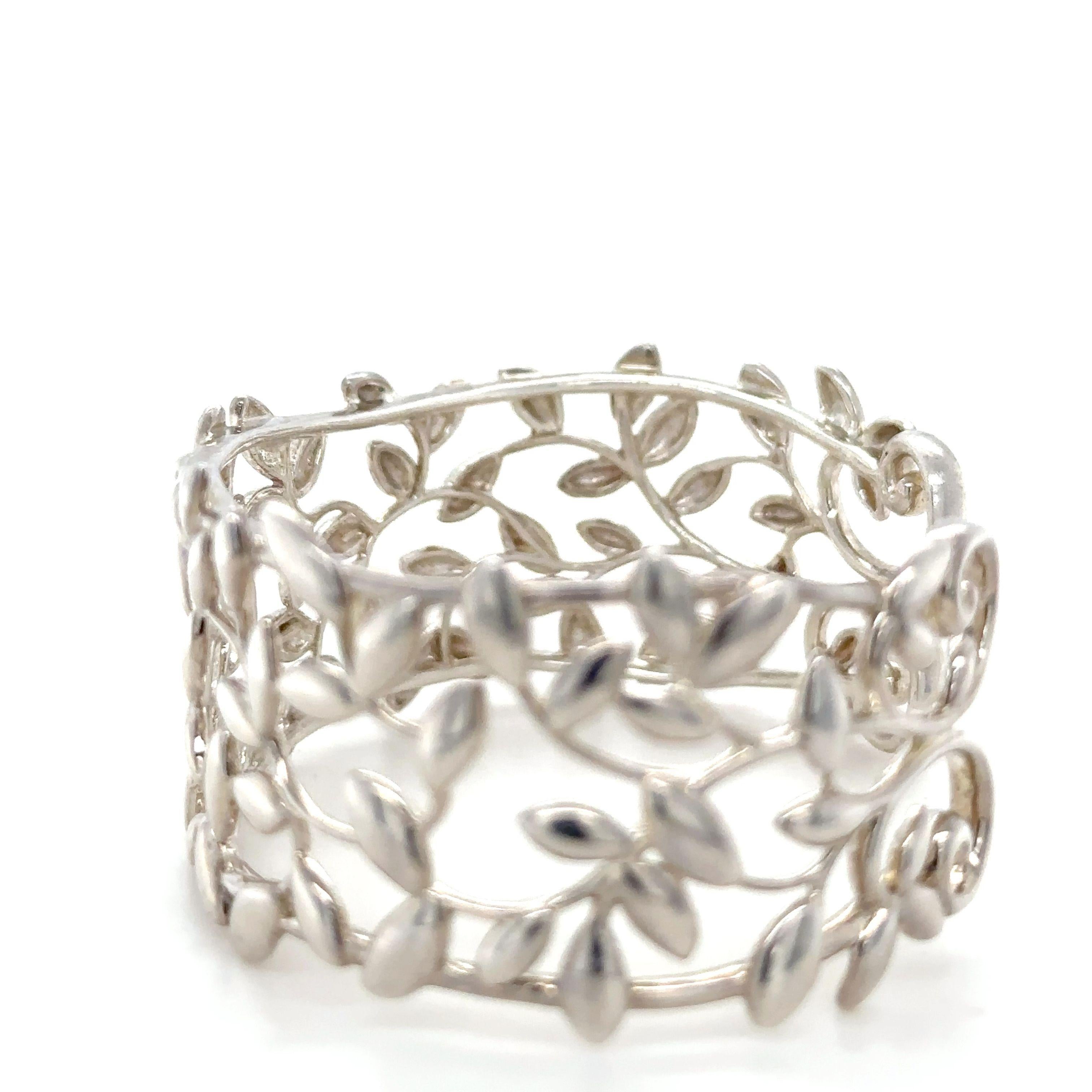  A Tiffany & Co Paloma Picasso Olive Leaf Narrow Cuff in Sterling Silver.

Inspired by the olive branch, a symbol of peace and abundance. Size Small. Original designs by Paloma Picasso

Metal: 925 Sterling Silver
Carat: N/A
Colour: N/A
Clarity: