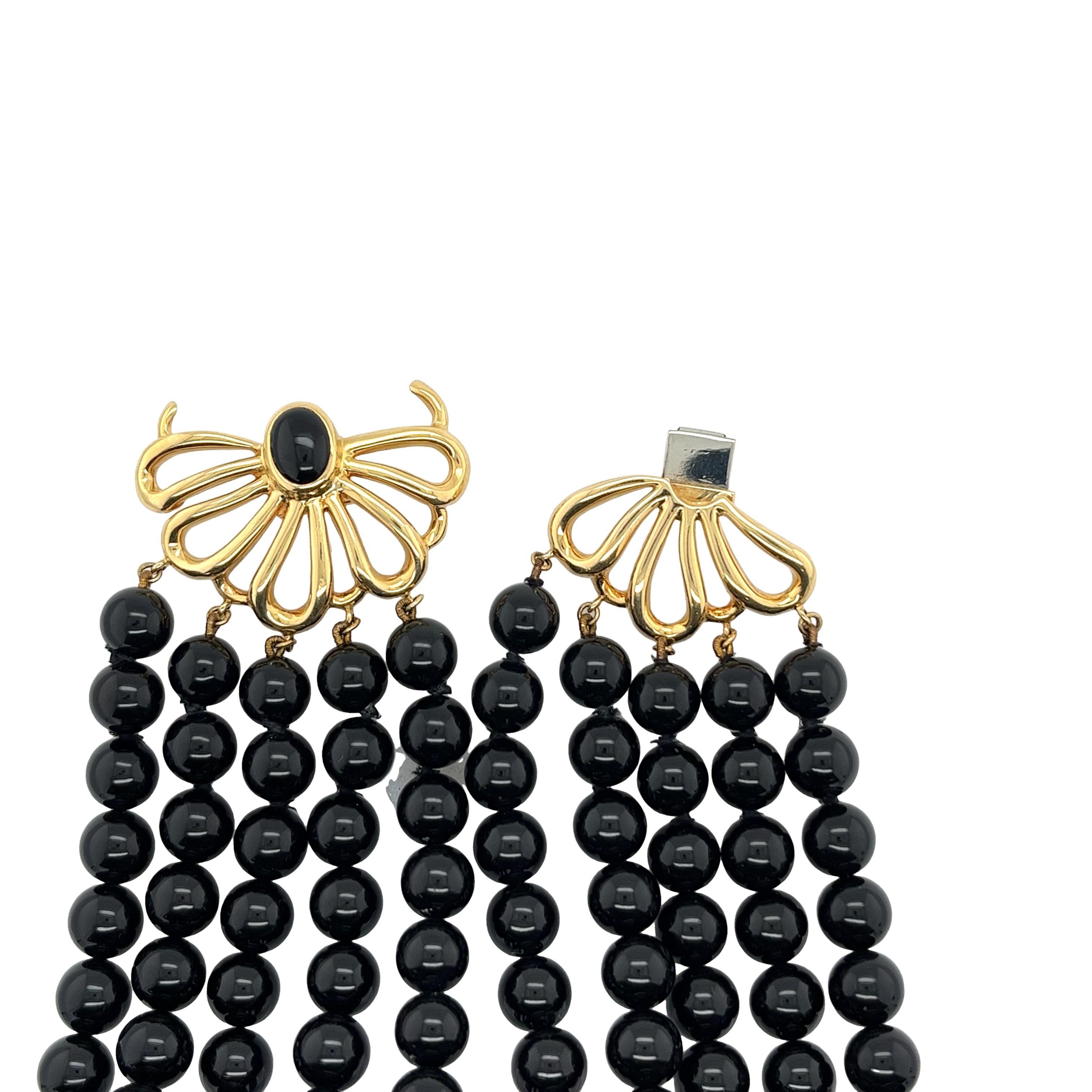 Setzen Sie ein markantes Zeichen mit der Tiffany & Co. Paloma Picasso Halskette aus Onyx und Gold. Diese 14-Zoll-Halskette aus glatten Onyxperlen mit Goldakzenten strahlt moderne Eleganz und Raffinesse aus. Sie wurde von Paloma Picasso entworfen und