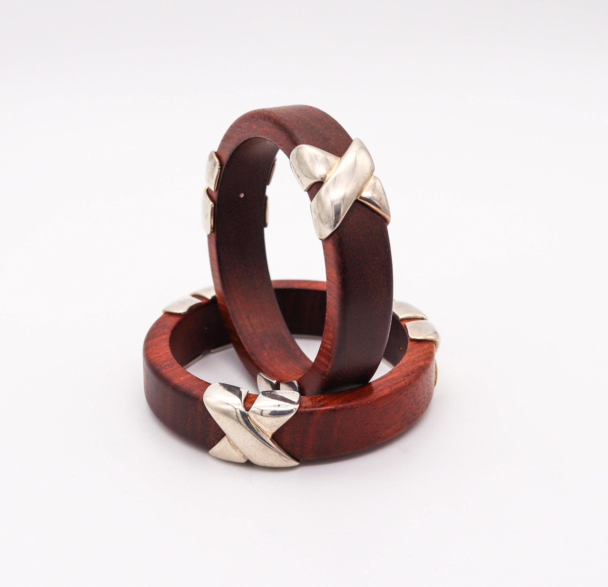 Zwei von Paloma Picasso für Tiffany & Co. entworfene Armbänder.

Dies ist ein sehr seltenes Paar Armreifen, das 1983 von Paloma Picasso bei Tiffany & Co. in New York entworfen wurde. Die wunderschönen Armreifen wurden aus glatt geschnitztem braunem