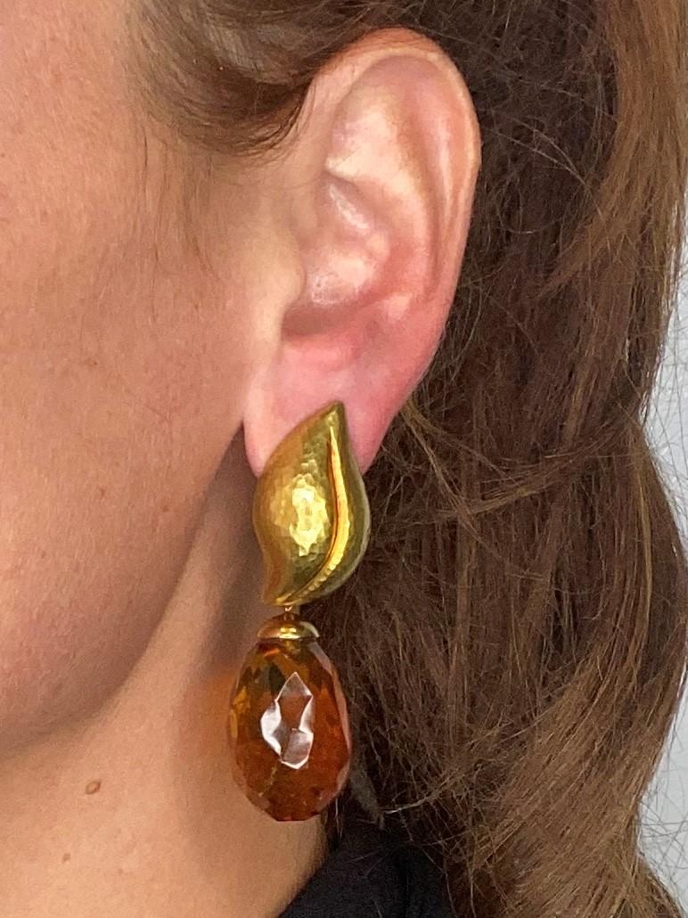 Tiffany & Co Paloma Picasso Pair of Dangle Earrings Hammered 18Kt Gold and Amber In Excellent Condition For Sale In Miami, FL