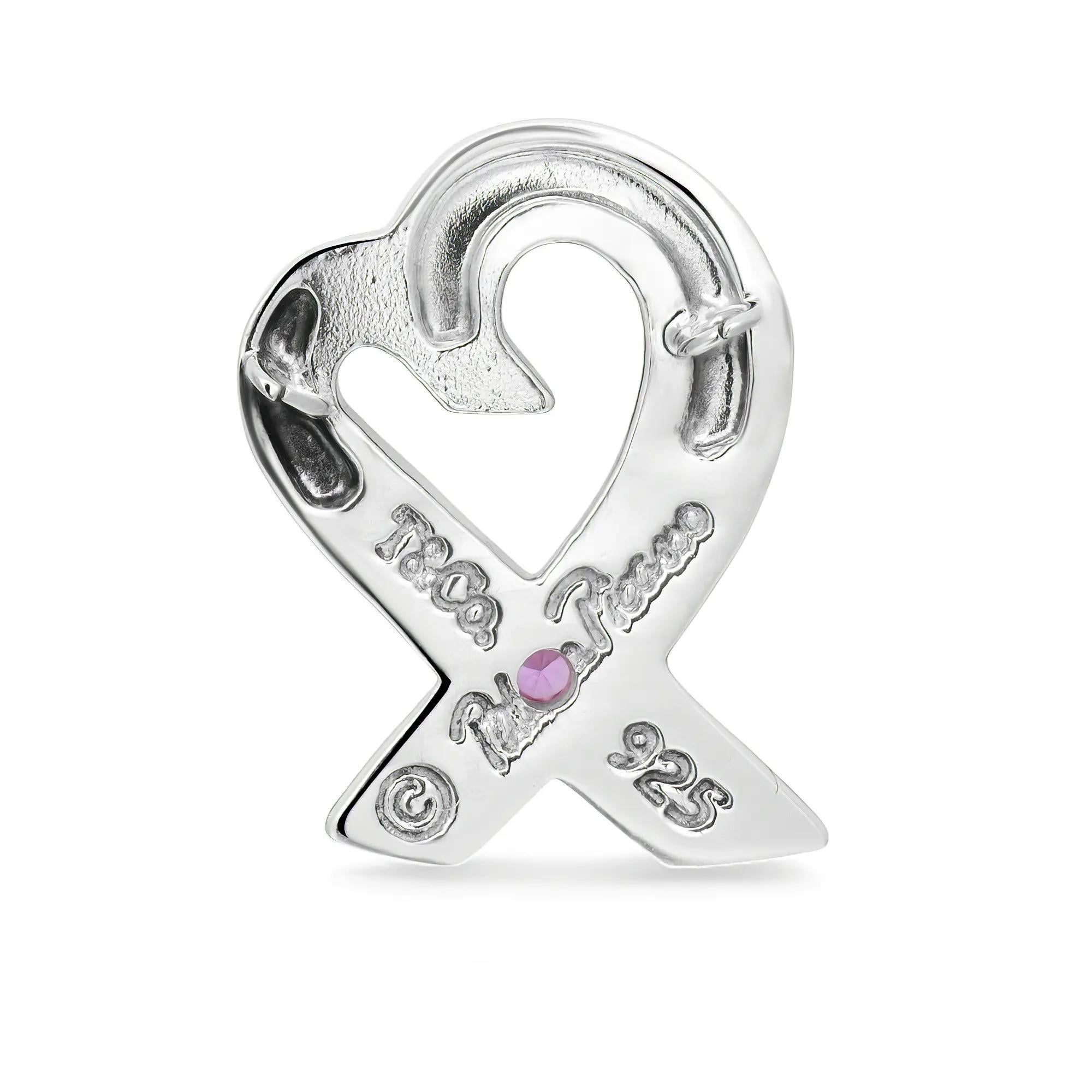 Simpatica e divertente, Tiffany & Co. Ciondolo a forma di cuore di Paloma Picasso con zaffiro rosa taglio rotondo. Realizzato in argento 925. Peso totale: 1,85 grammi. Dimensioni del ciondolo: 15 mm x 10,8 mm. Viene fornito con i pennarelli Tiffany
