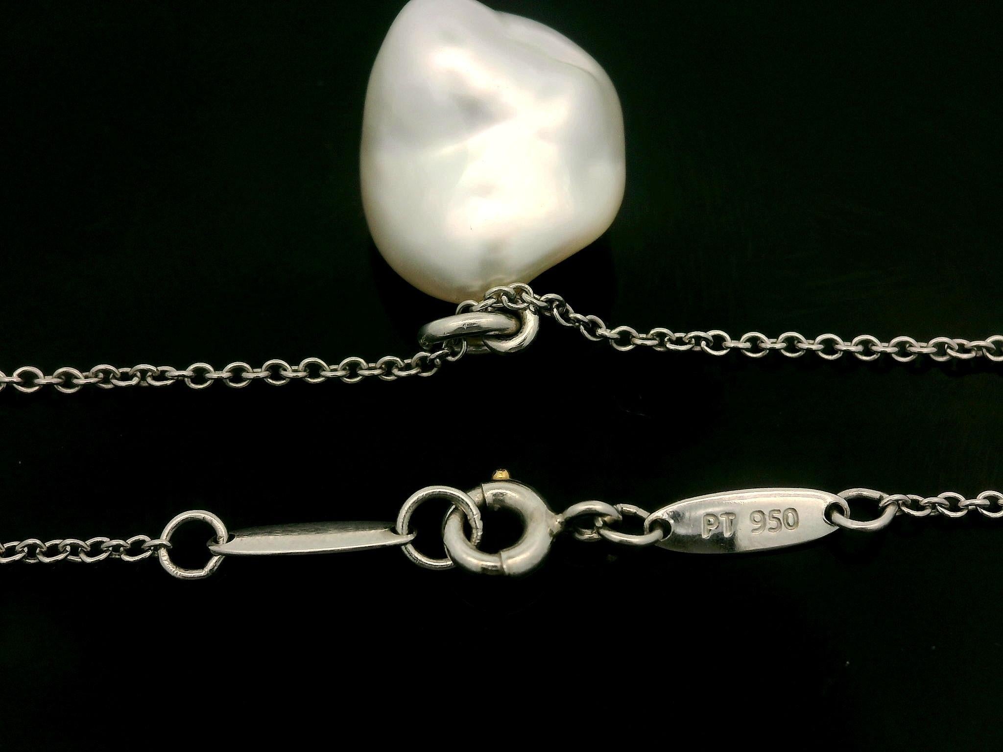 --Pierre(s) :...
(1) Perle de culture Keshi véritable - Forme baroque - Couleur blanche avec reflets roses - Excellent lustre -14.5x12.5mm (approx.)

Matériau : Platine massif .950
Poids : 5,3 grammes
Type de chaîne : 0.7mm - 16 Inches - Cable Link