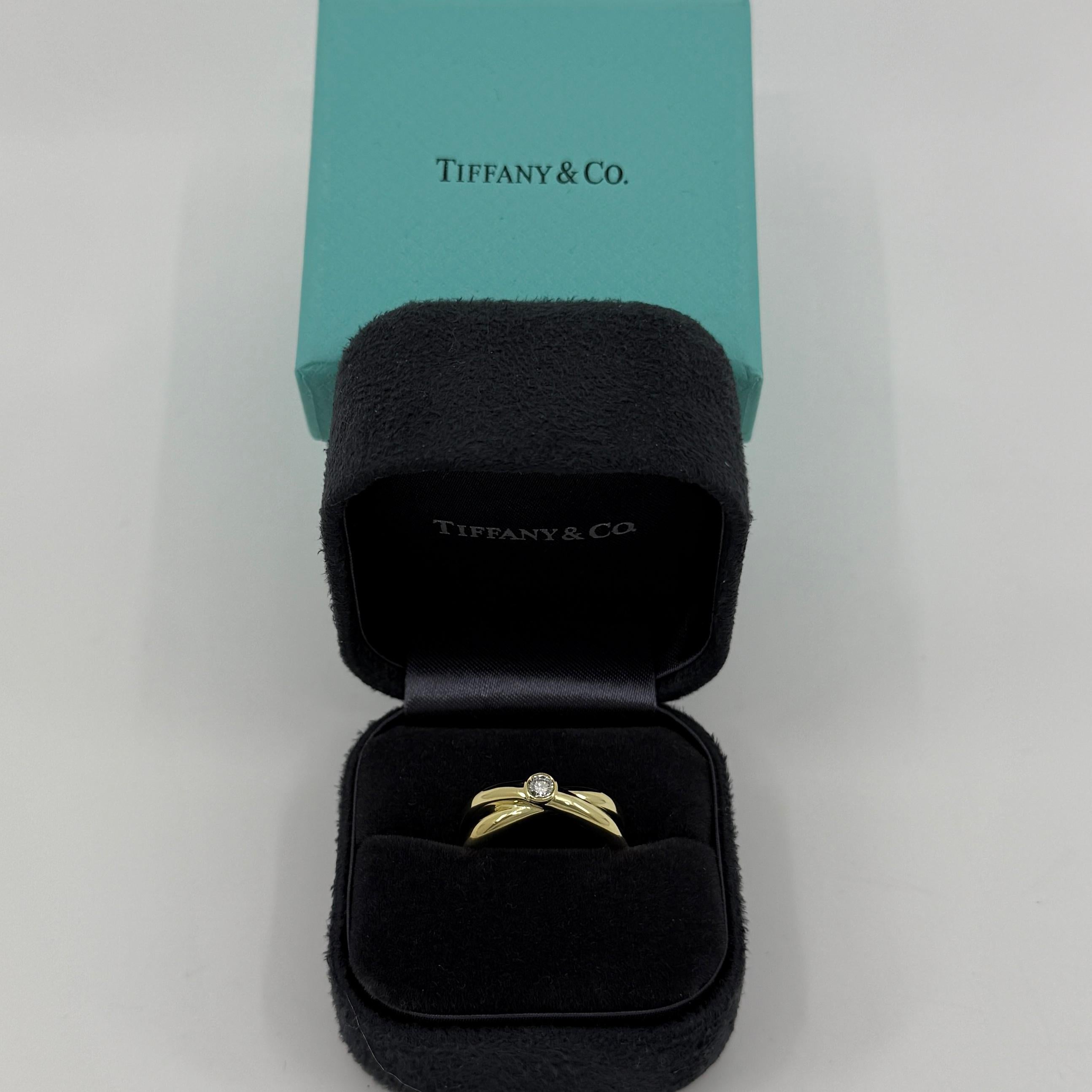 Rare Vintage Tiffany & Co. Paloma Picasso Bague croisée en or jaune 18k avec solitaire en diamant naturel.

Bague en or jaune de belle facture sertie d'un diamant rond naturel de taille brillant. Couleur, clarté et coupe excellentes. VVS E/F.