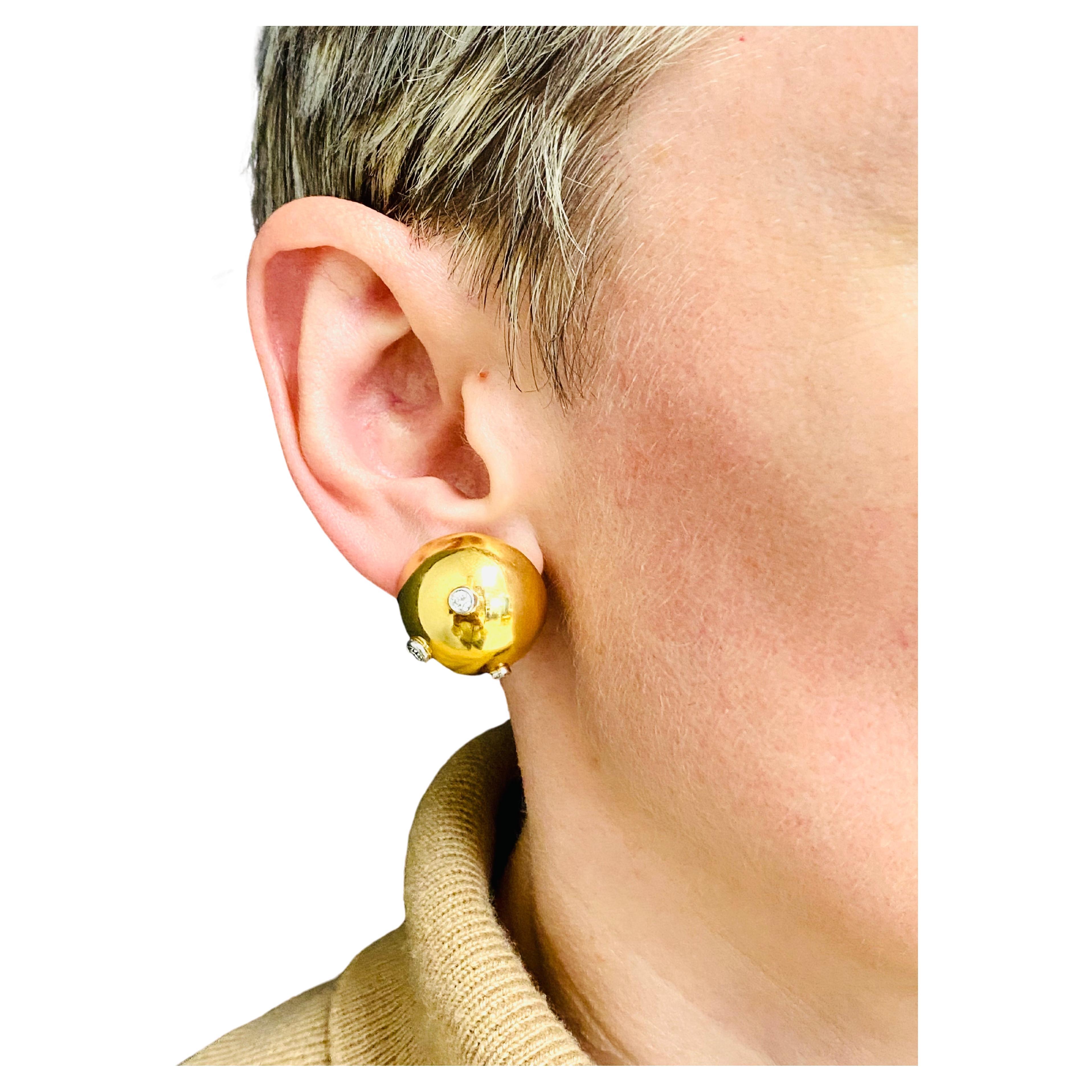 DESIGNER: Paloma Picasso for Tiffany & Co.
CIRCA: 1984
MATERIALS: 18K Yellow Gold
GEMSTONE: 0.3 cts Diamond
WEIGHT: 22.1 grams
MEASUREMENT: Diameter - 7/8