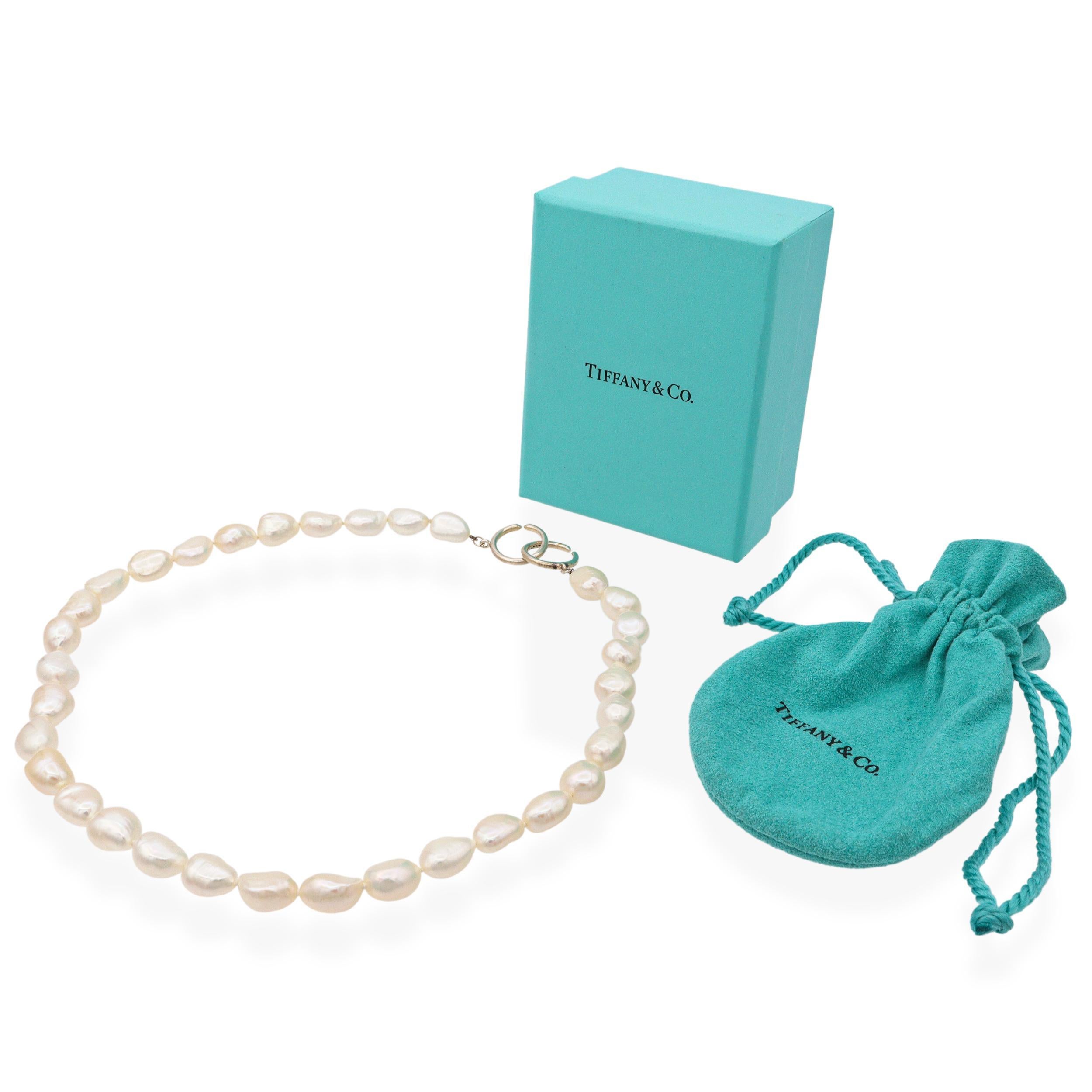 Tiffany & Co. Collana di perle in argento sterling, un pezzo senza tempo che unisce l'eleganza delle perle luminose alla raffinata semplicità dell'argento sterling. Ogni perla è scelta e infilata con cura per mettere in risalto la sua lucentezza