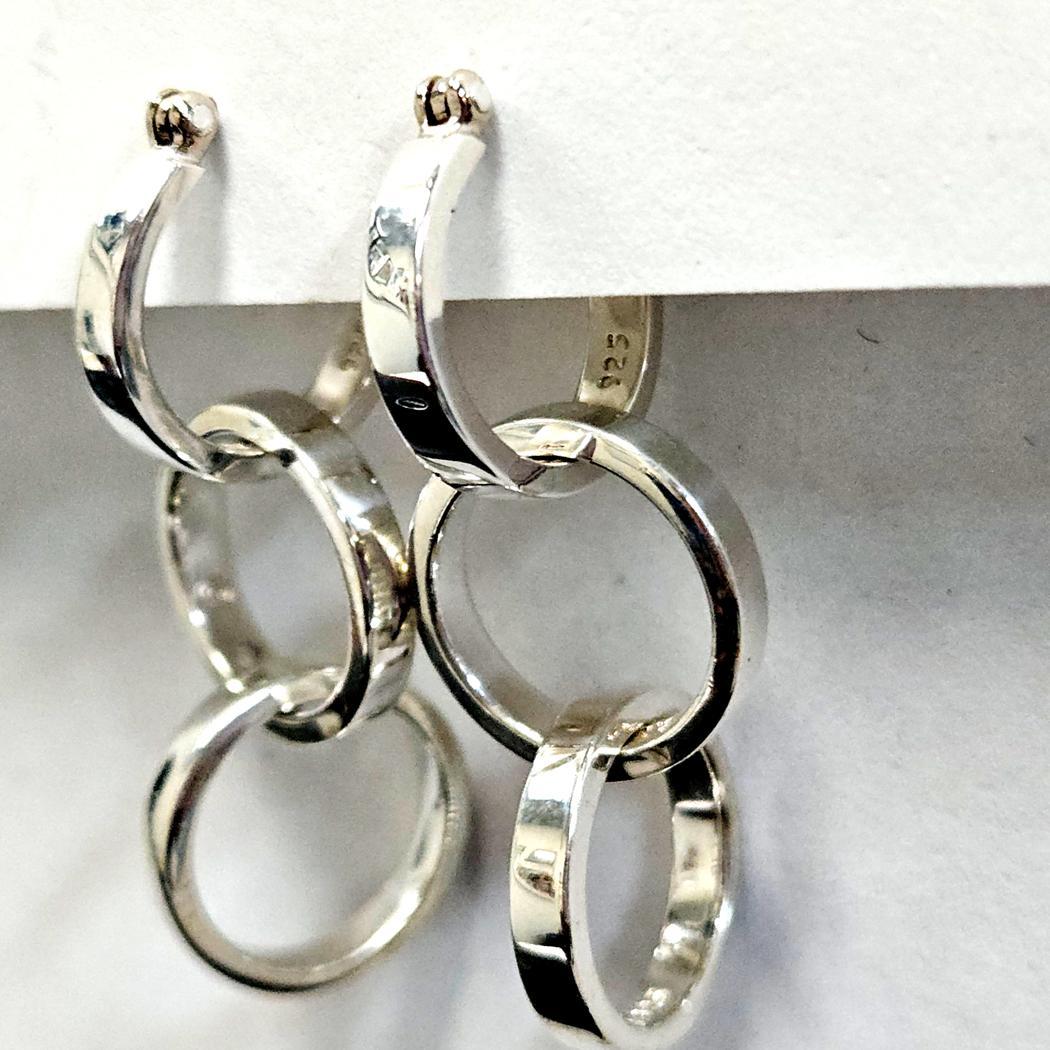 Tiffany & Co.  Orecchini a cerchio intrecciato in argento sterling Paloma Picasso  Stile convertibile a cerchio o a goccia  8.8g

Questi eleganti e versatili orecchini Tiffany & Co. della collezione Paloma Picasso mostrano il suo iconico disegno a