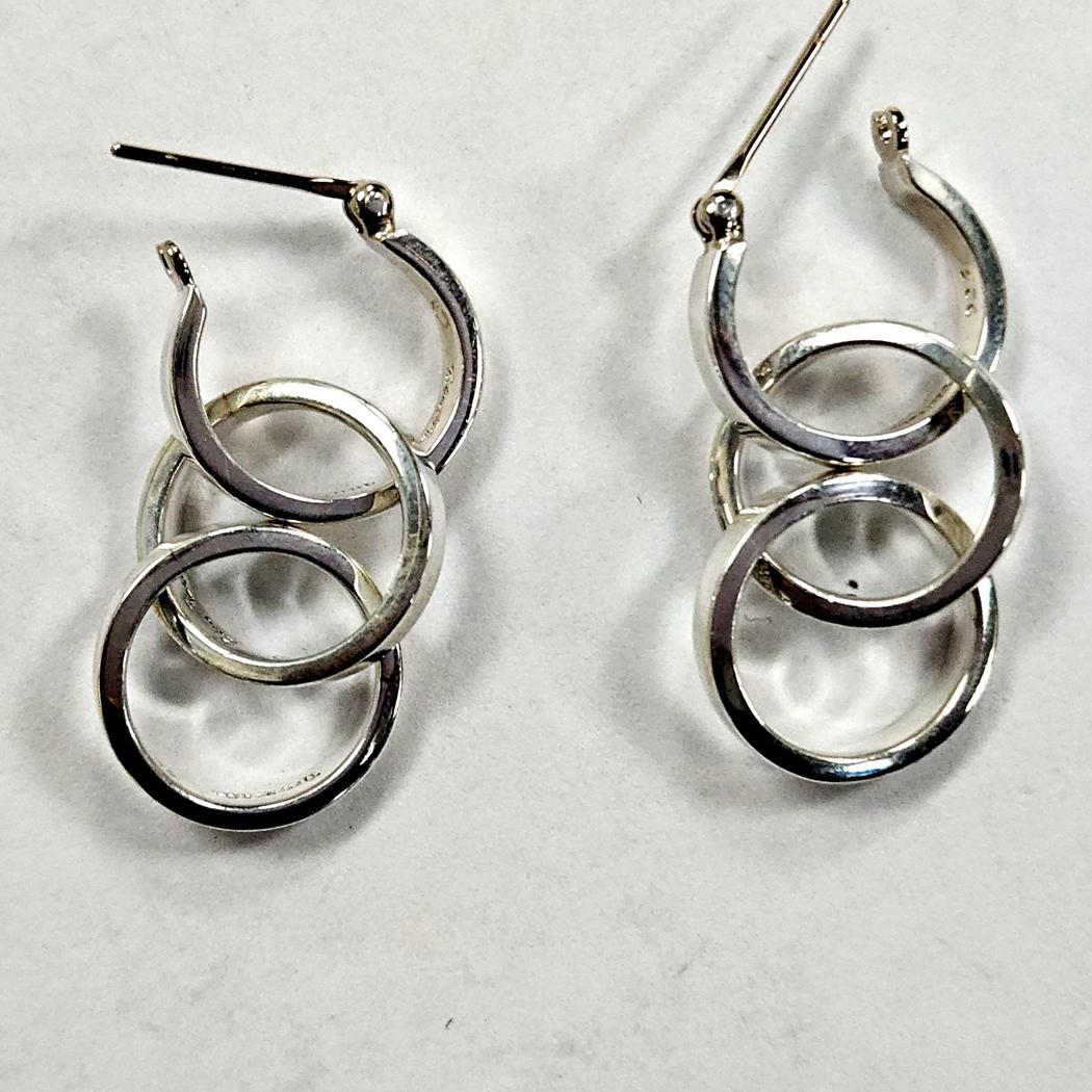 Moderno Tiffany & Co. Orecchini a cerchio intrecciato in argento sterling Paloma Picasso in vendita