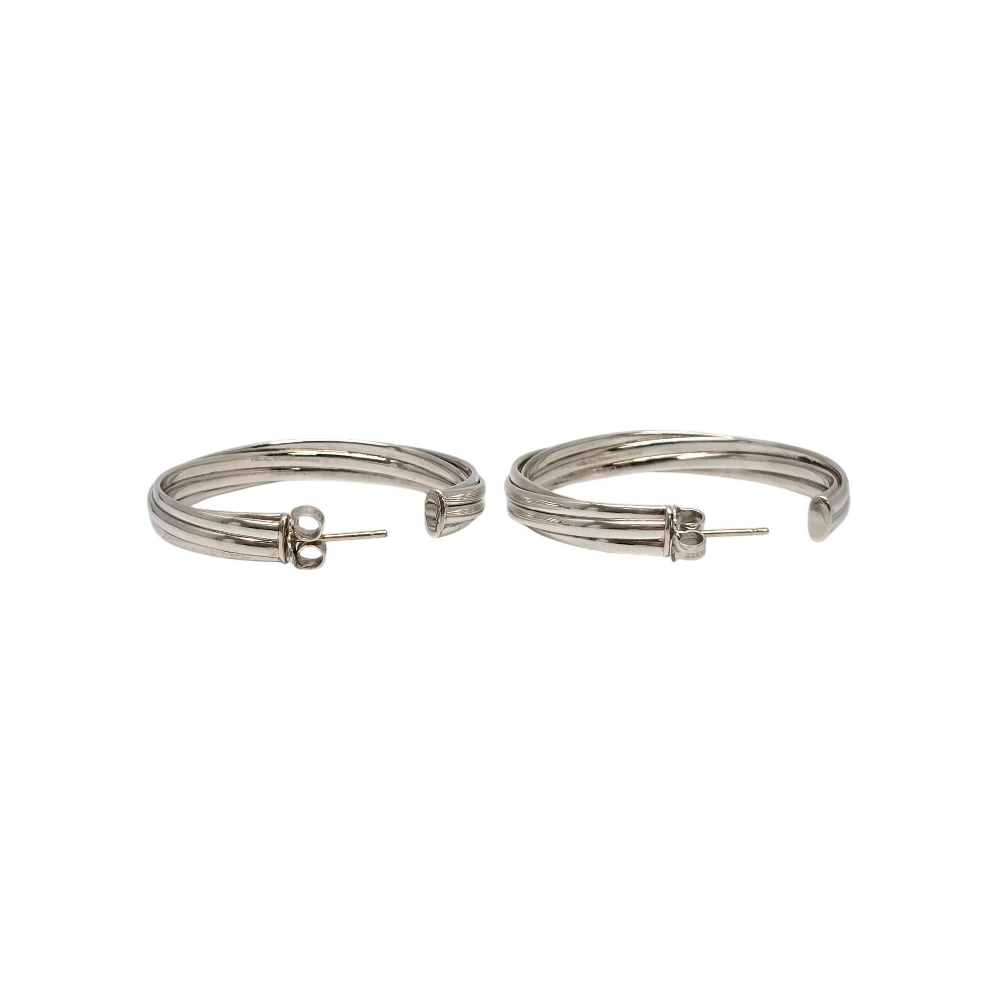 Große Melody-Reifen aus Sterlingsilber von Paloma Picasso für Tiffany & Co.

Die großen Creolen von Paloma Picasso haben ein einfaches und klassisches Crossover-Design. Das Tiffany-Etui und die Schachtel sind nicht enthalten.

Maßnahmen ca. 1 1/2
