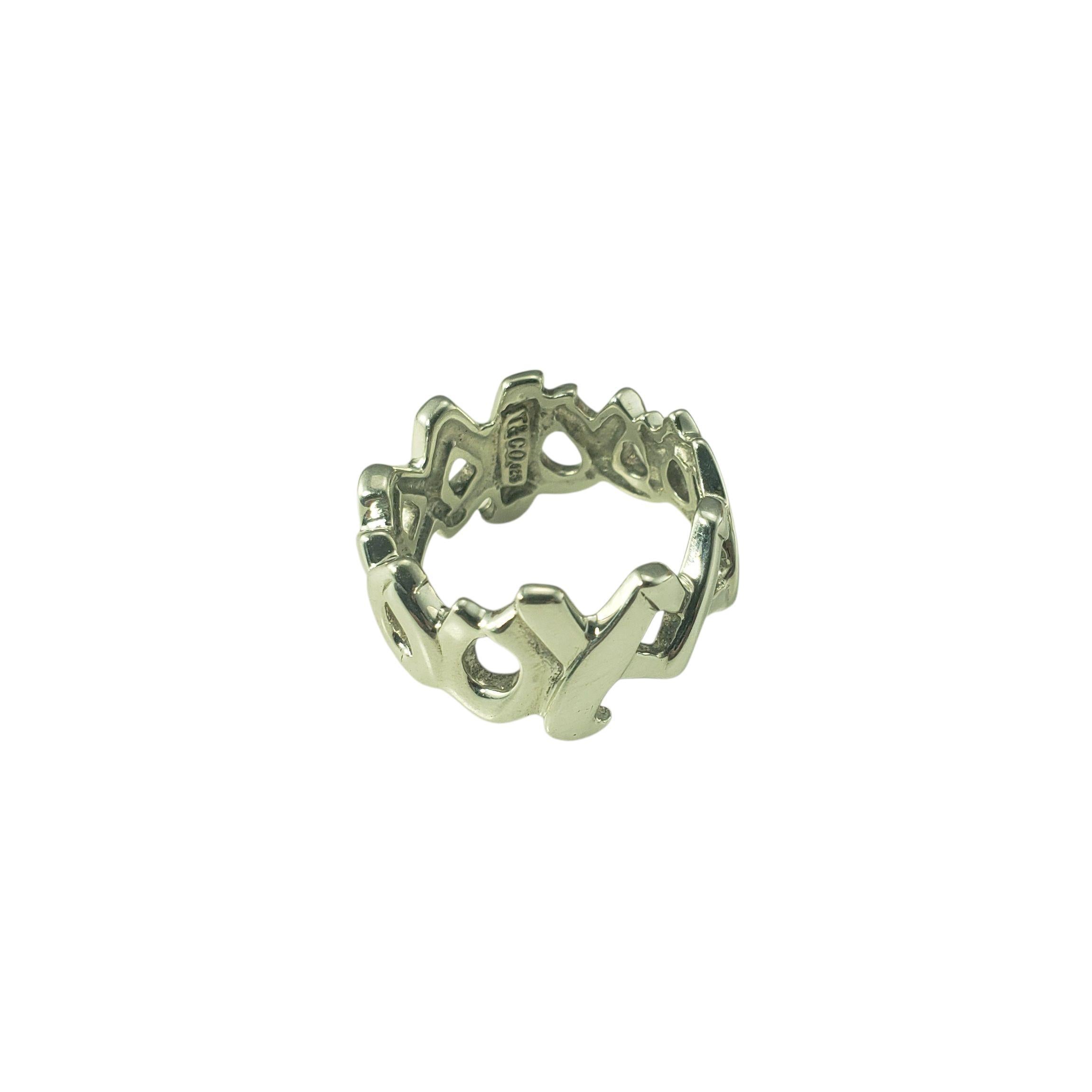 Tiffany & Co. Paloma Picasso Argent Sterling Graffiti Love and Kisses Band Ring Taille 5.25-5.5

Expression audacieuse de l'affection, ce bracelet en argent sterling de la collection Graffiti de Paloma Picasso pour Tiffany & S. comporte le motif