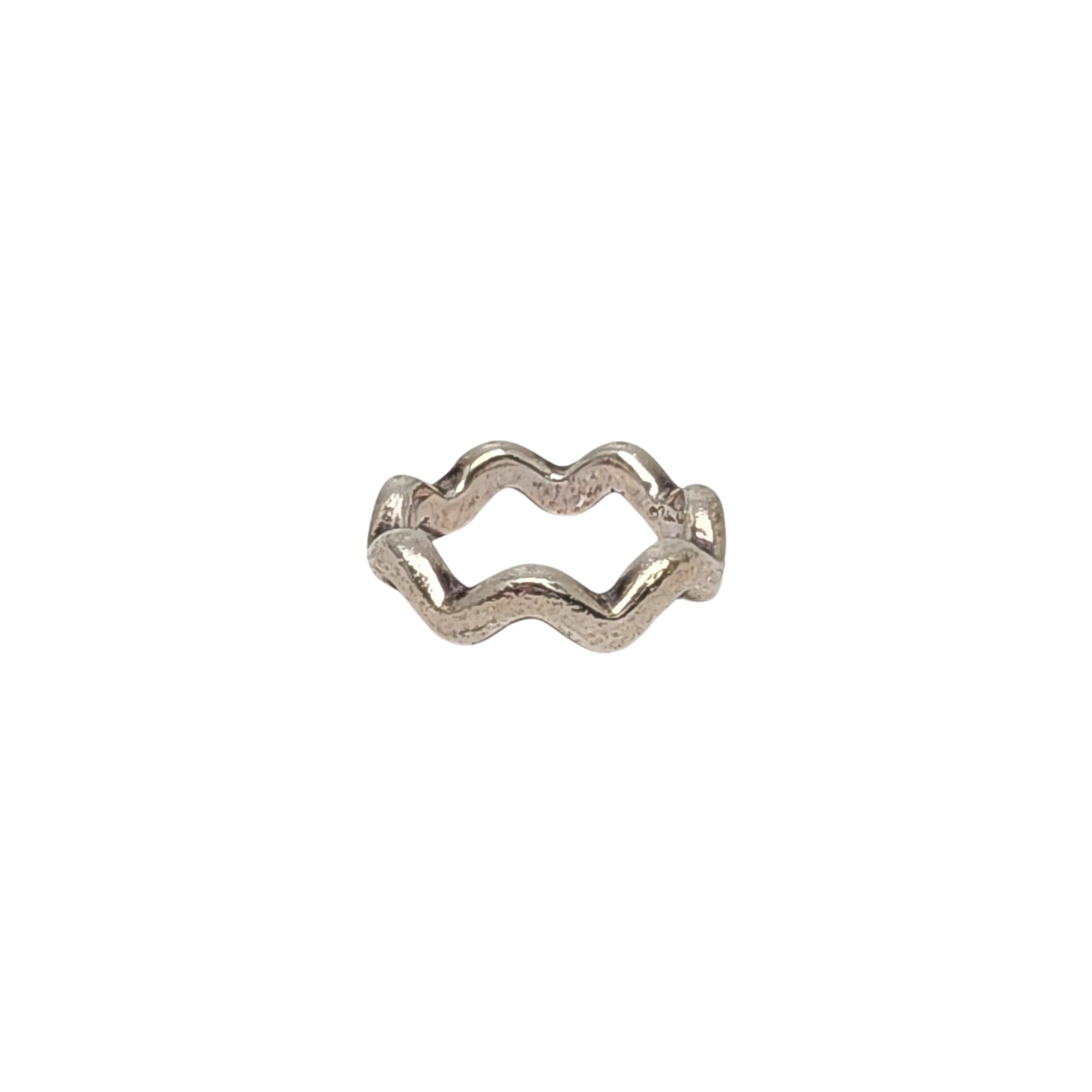 Tiffany & Co sterling silver zig zag  band ring b designer Paloma Picasso.

Size 5 3/4

Authentic Tiffany band style ring featuring a zig zag design. Tiffany pouch and box are not included.

Band measures approx 3mm thick.

Weighs approx 5.2g,