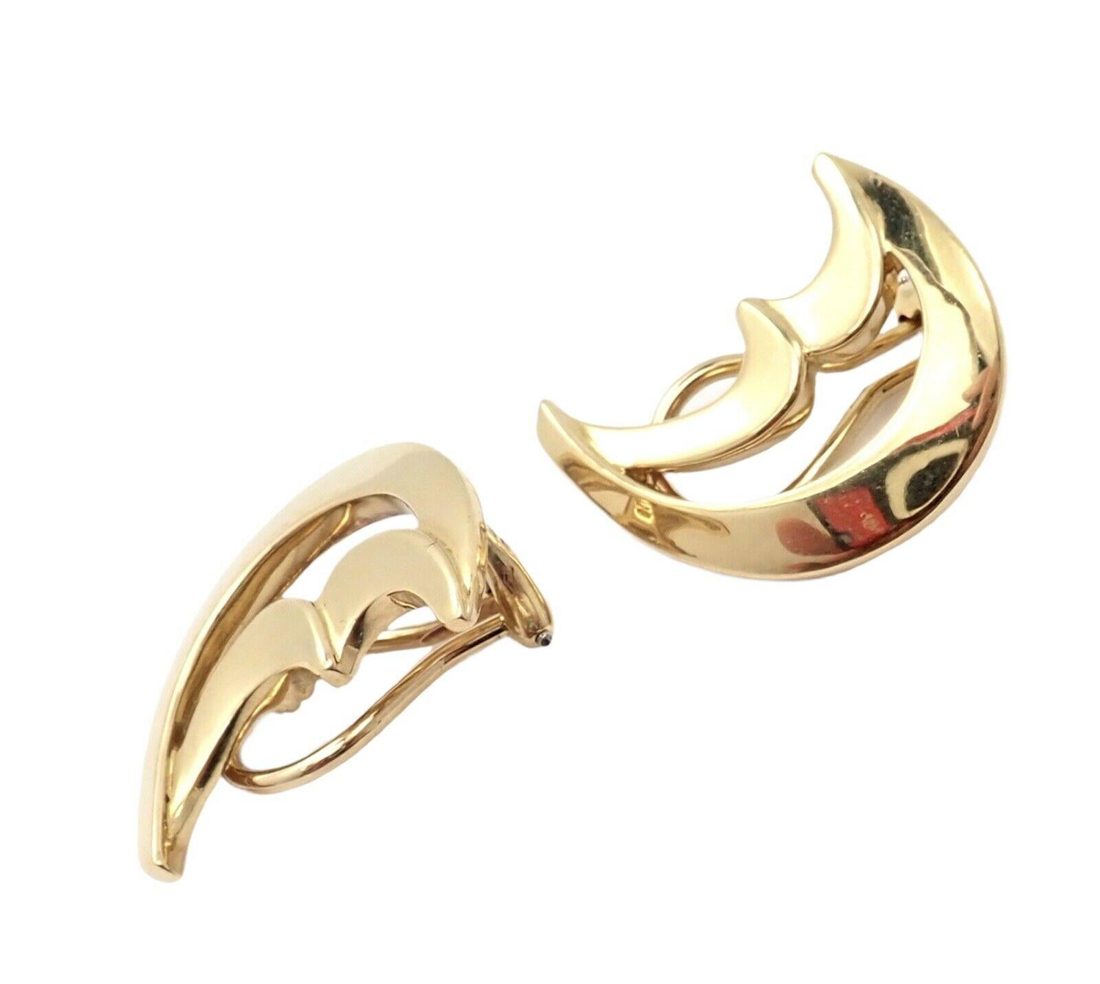 18k Yellow Gold Vintage Crescent Moon Large Earrings by Paloma Picasso made for Tiffany & Co.
These earrings were made for non  pierced ears, but they can be converted for pierced by adding posts.
Details:
Measurements: 22mm x 18mm
Weight: 12.2