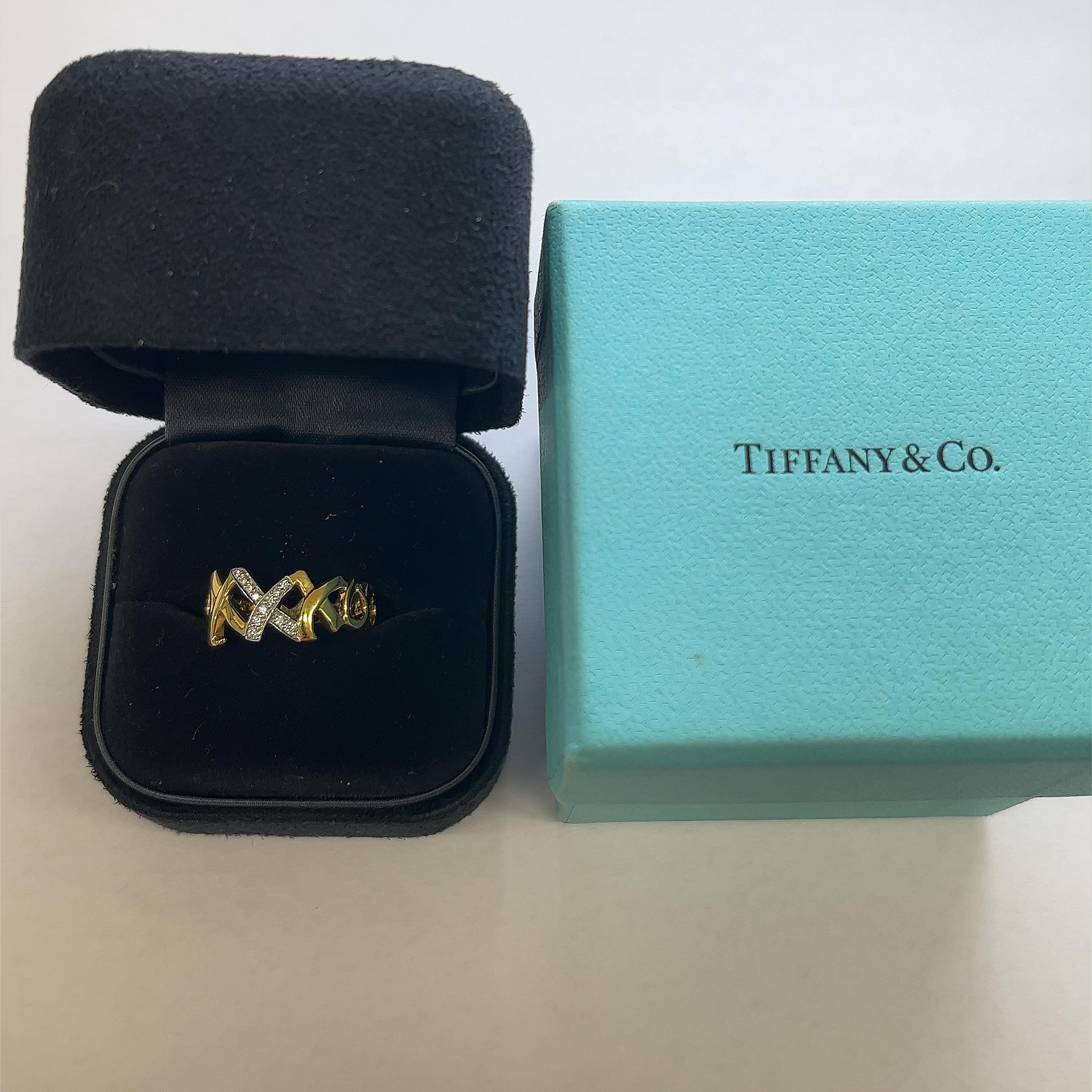 Die Paloma Picasso Collection von Tiffany & Co. ist bekannt für ihre eleganten und künstlerischen Designs, die oft den unverwechselbaren Stil der berühmten Designerin selbst widerspiegeln. 
Ein Vintage-Diamantring aus 18 Karat Gelbgold und Platin