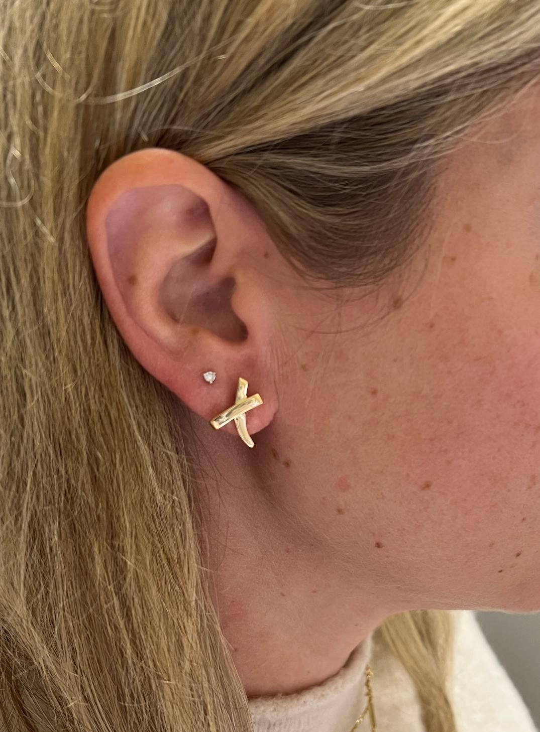 Tiffany & Co. Paloma Picasso X Kiss Graffiti Ohrstecker aus 18 Karat Gelbgold Damen im Angebot