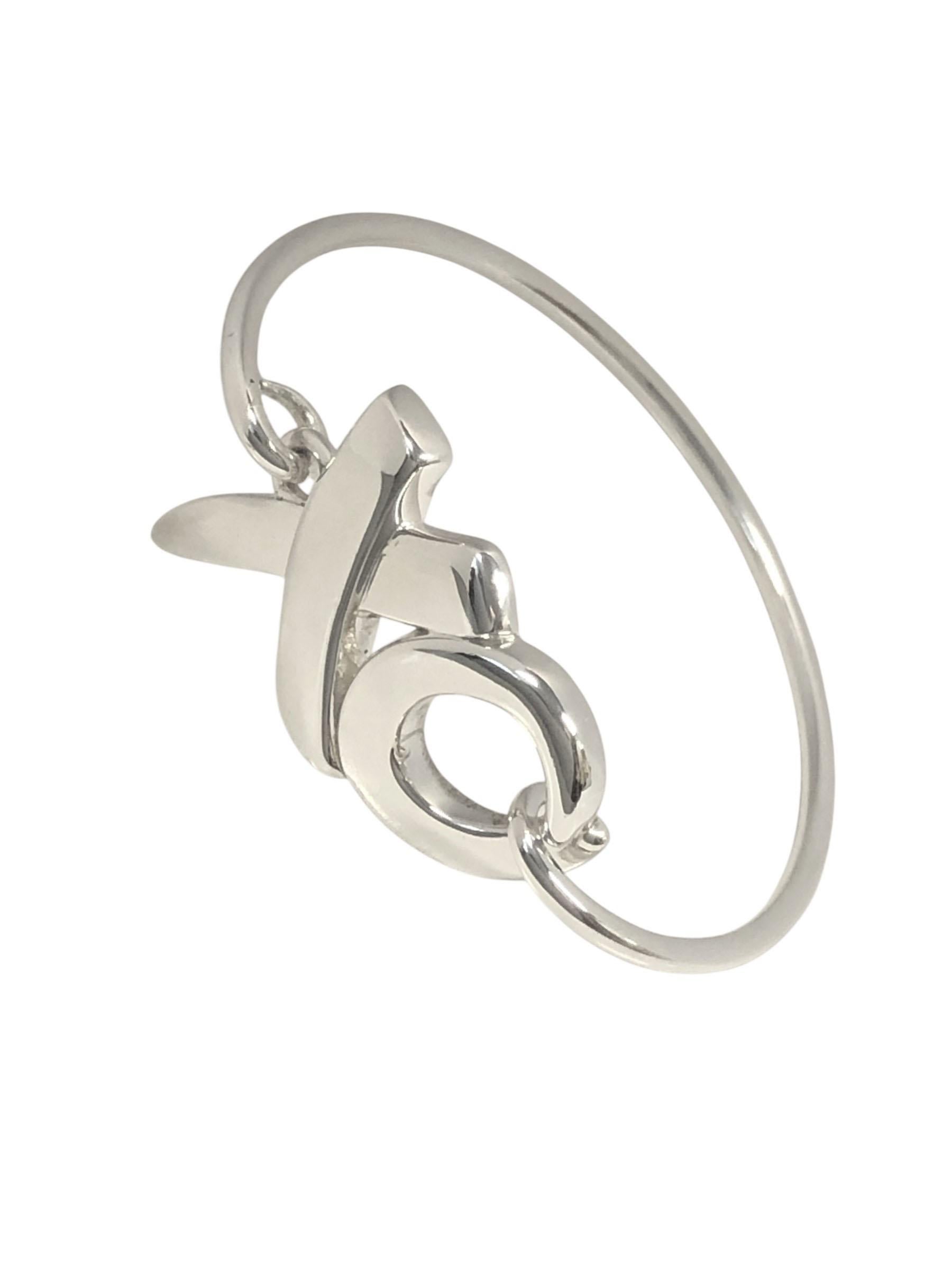 Circa 1990 Paloma Picasso para Tiffany & Company XO Pulsera estilo brazalete de plata de ley .925, la parte superior mide 2 pulgadas de largo y 1 pulgada de ancho. Con cierre de gancho. Tamaño de la muñeca 6 3/4 pulgadas. Viene en la funda original