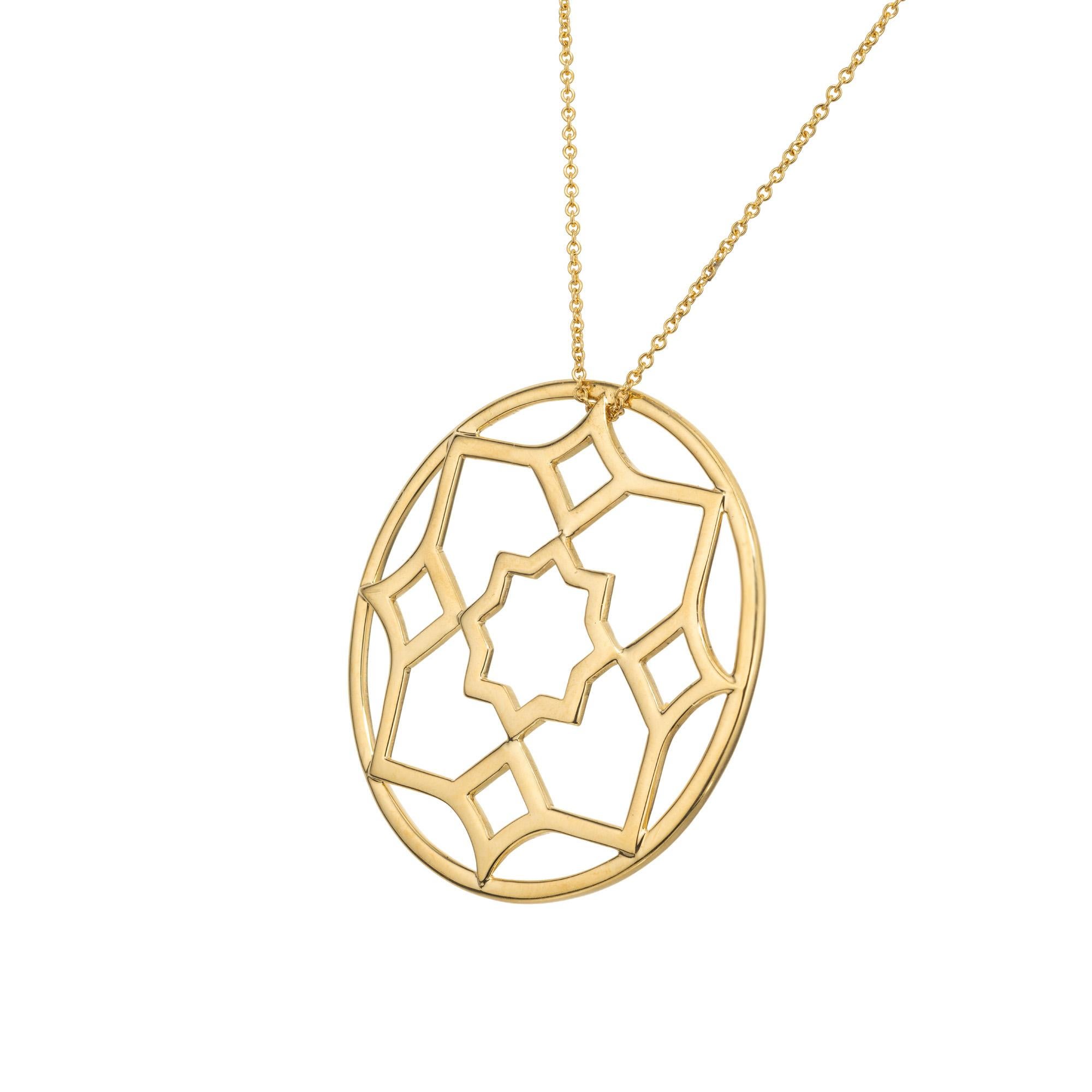 Medaillon und Kette aus 18 Karat Gelbgold mit 40 mm Durchmesser von Tiffany & Co., entworfen von Paloma Picasso. Ein wunderschönes symbolisches Schmuckstück, das Picasso den komplizierten Zellige-Fliesen in Marokko nachempfunden hat. 16-Zoll-Kette.