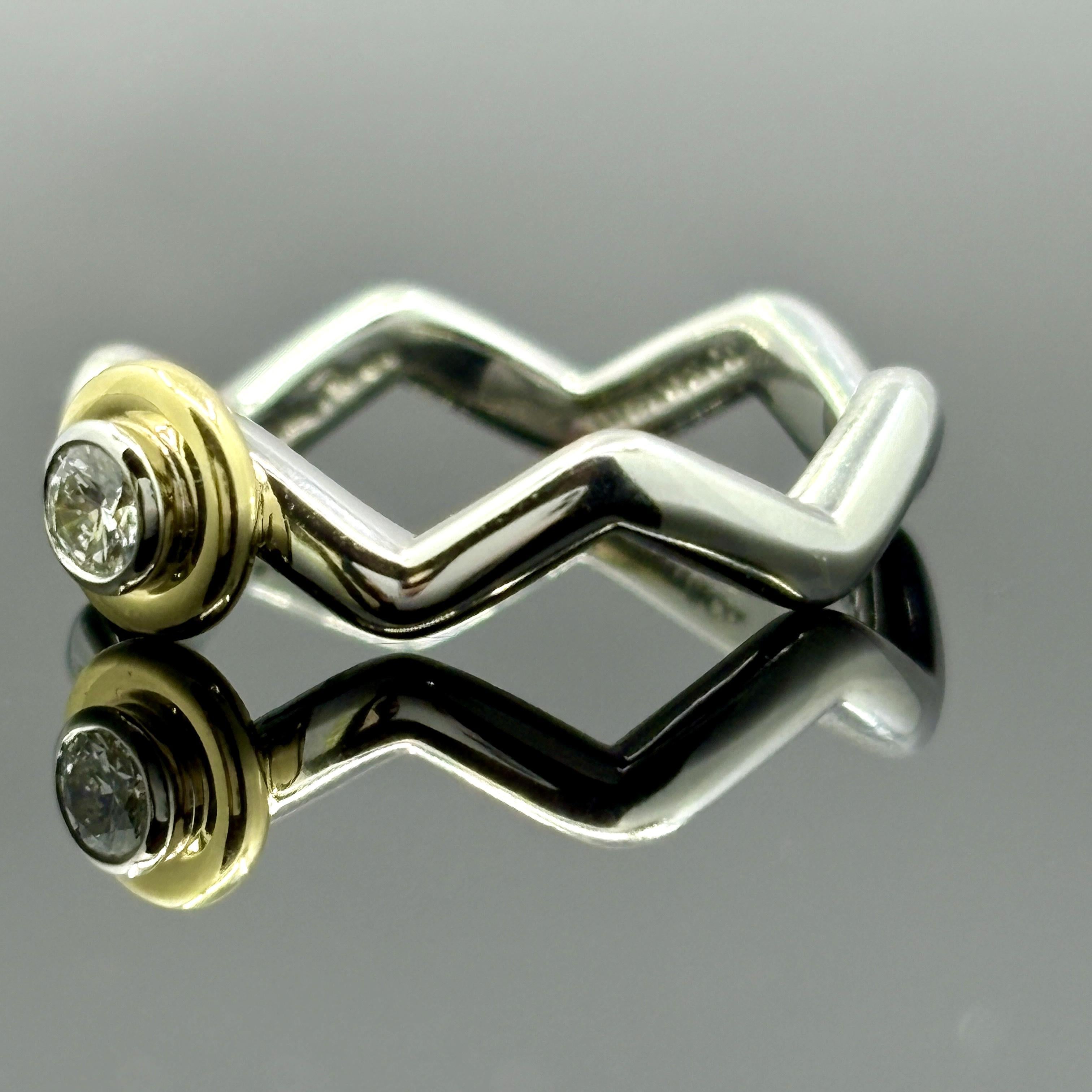 Tiffany & Co. Bague Zig Zag en platine et or jaune 18 carats par Paloma Picasso

Un design frappant de la collection iconique Scribble de Paloma Picasso pour Tiffany & Co, qui a fait ses débuts en 1980. Cette bague sculpturale en zig zag allie des