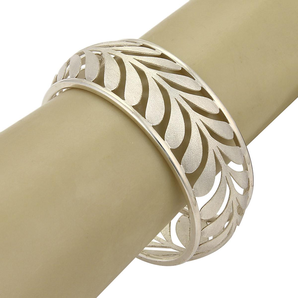 Si tratta di uno splendido bracciale largo autentico di Paloma Picasso for Tiffany & Co. della collezione Paloma Villa Palm. È realizzato in argento sterling con una finitura lucida e strutturata. Il braccialetto è caratterizzato da un'ampia forma a