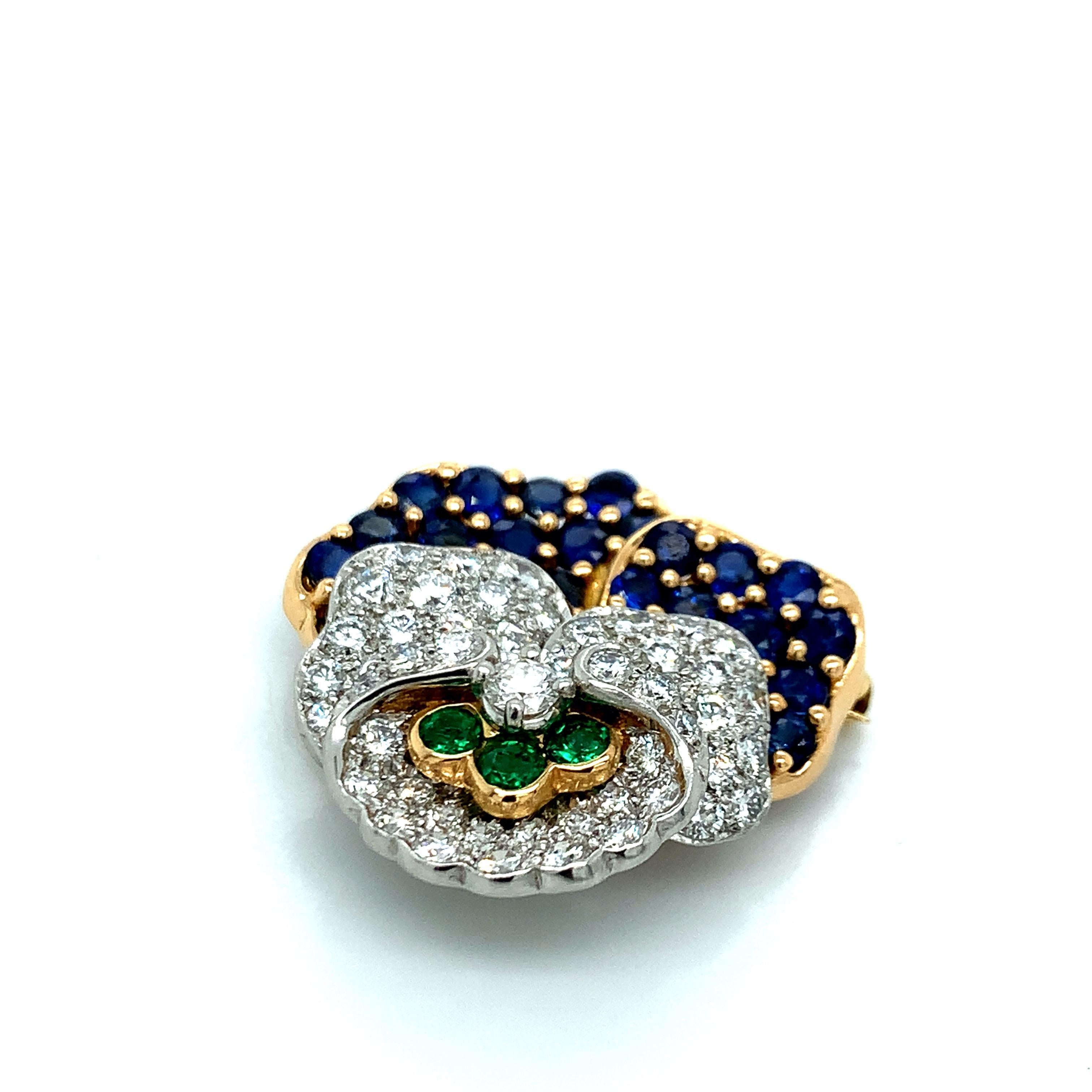 Taille ronde Tiffany & Co. Broche Pansy en or et platine avec saphir, émeraude et diamant en vente