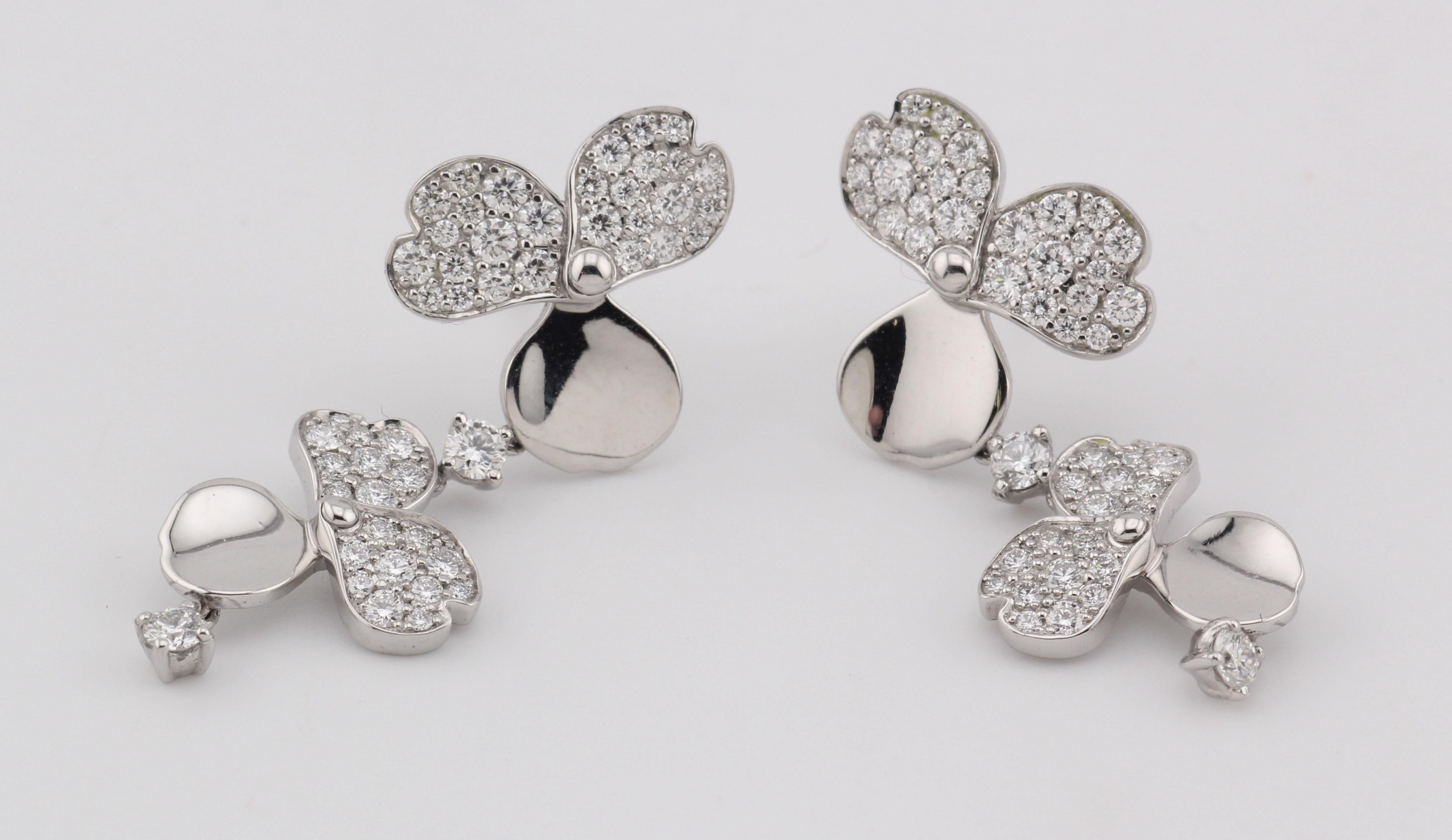 Eterei e squisitamente femminili, questi gioielli Tiffany & Co. Gli orecchini Paper Flower Diamond Drop catturano la delicata bellezza della natura con un platino luminoso e diamanti scintillanti. 

Ogni orecchino mostra una graziosa cascata di due